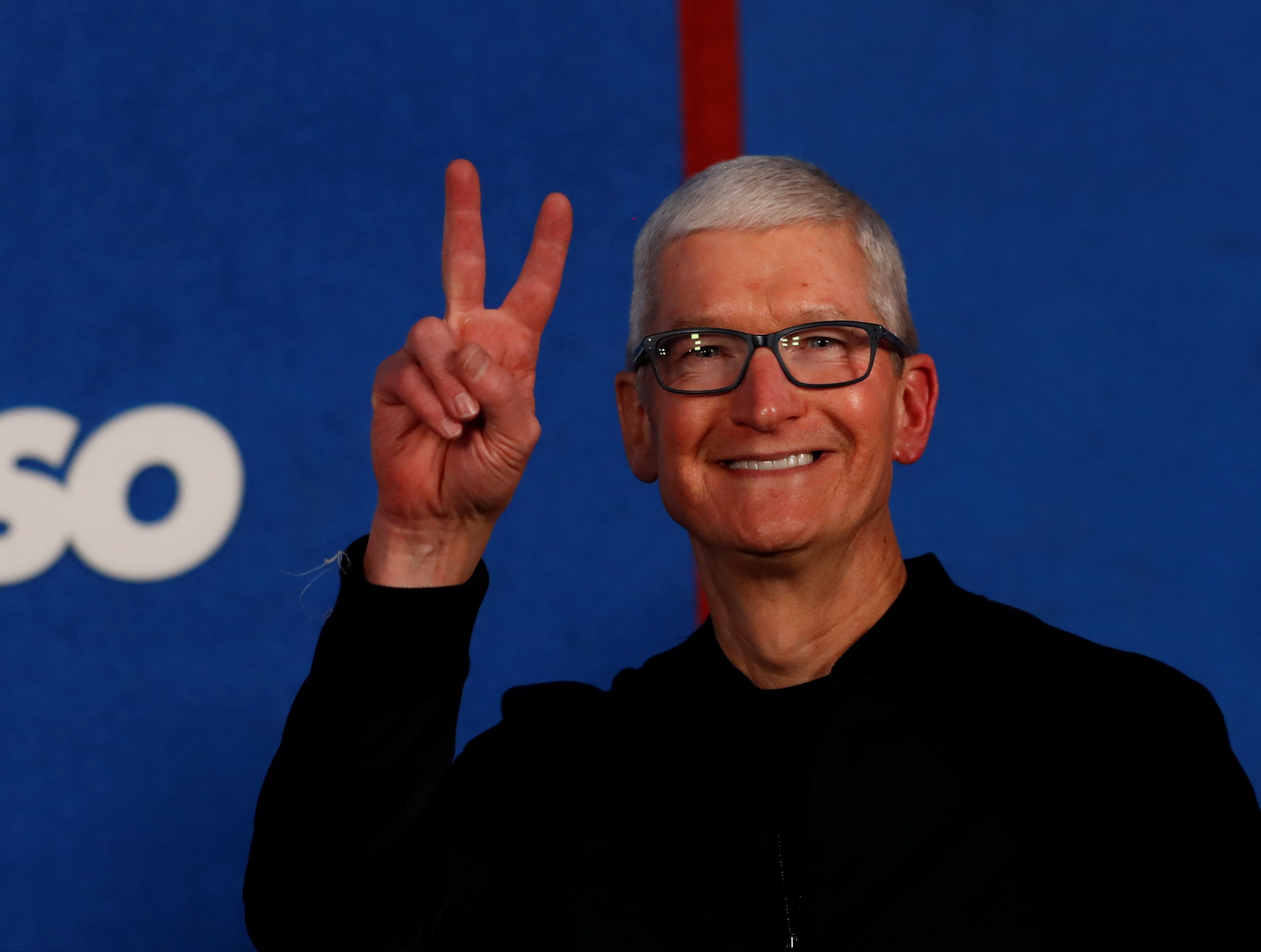 Tim Cook recibe 560 mil acciones de Apple