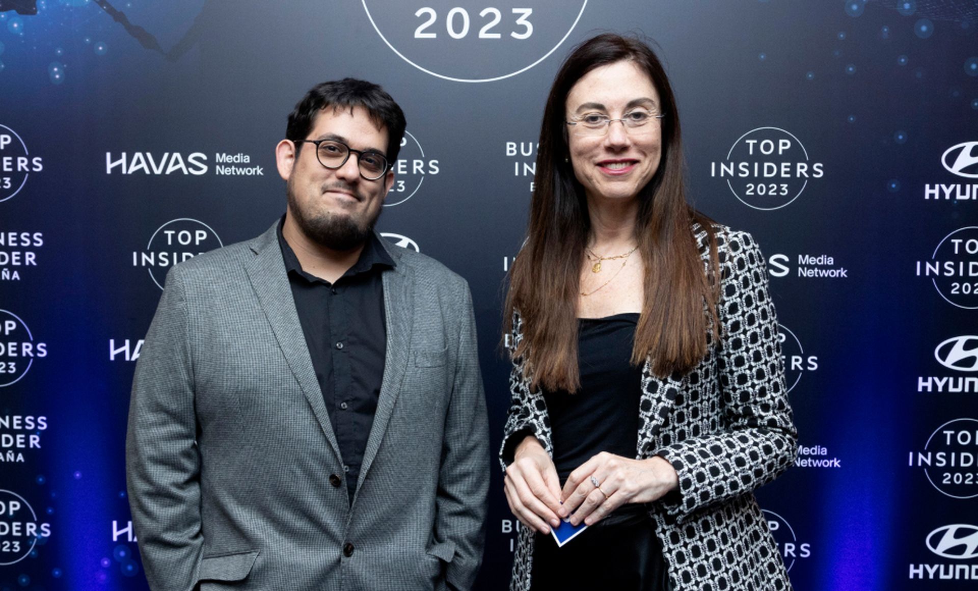 Alberto Ruiz Aguiar, editor de Política de Business Insider España, y Lorena Monsalves, directora de Comunicación de Smurfit Kappa.