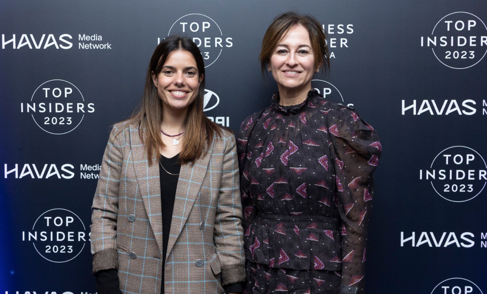 De izquierda a derecha, Isabel Ballin, de AstraZeneca España, y Natalia Díaz, directora de Comunicación y RSC de AstraZeneca España.