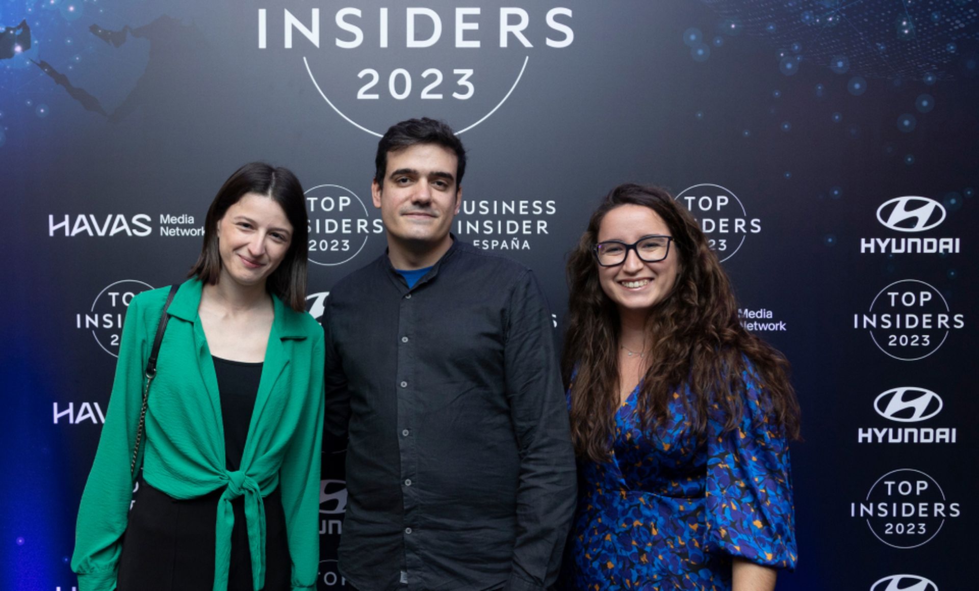 De izquierda a derecha, Marta Santo, directora de Marketing de Uelz; Alberto León, senior backend developer de Uelz; y Kamila Barca, editora de Finanzas Personales de Business Insider España.