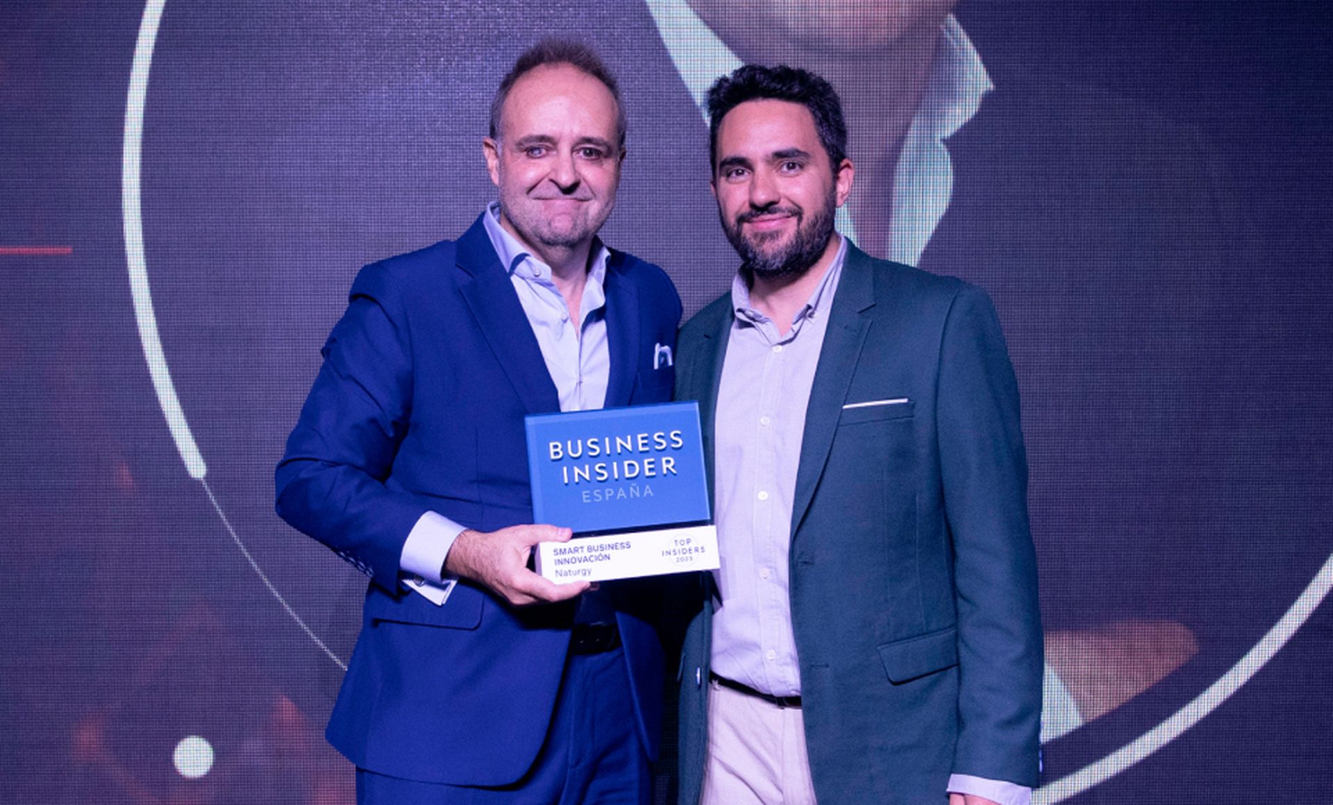 De izquierda a derecha, Jesús Chapado, responsable de Innovación de Naturgy, recibe el premio Top Insider del Año en la categoría de Smart Business Innovación de Víctor Pérez, redactor jefe de Business Insider España.