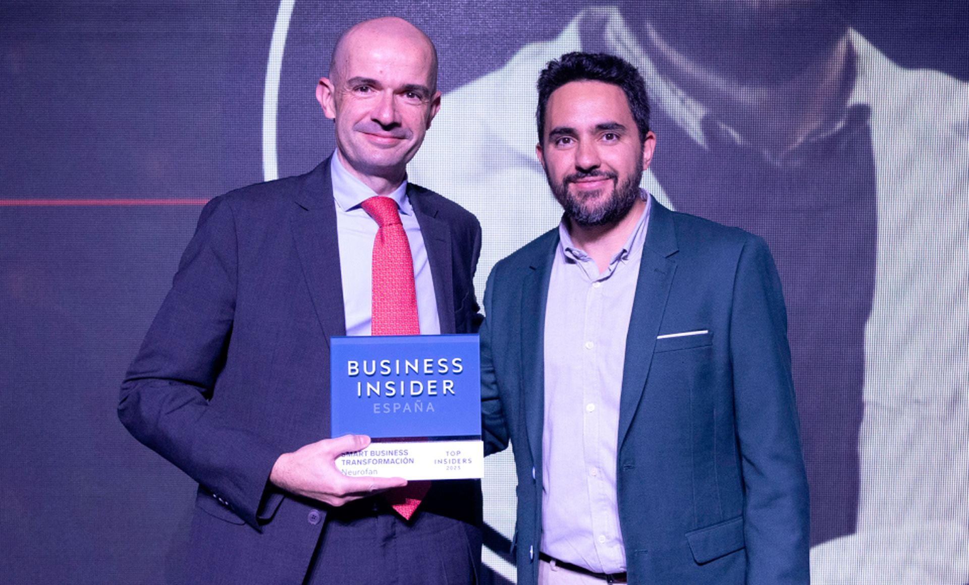 De izquierda a derecha, Gonzalo Herradón, investigador principal del grupo Neurofan de la Universidad CEU-San Pablo, recibe el premio Top Insider del Año en la categoría de Smart Business Transformación de Víctor Pérez, redactor jefe de Business Insider España.