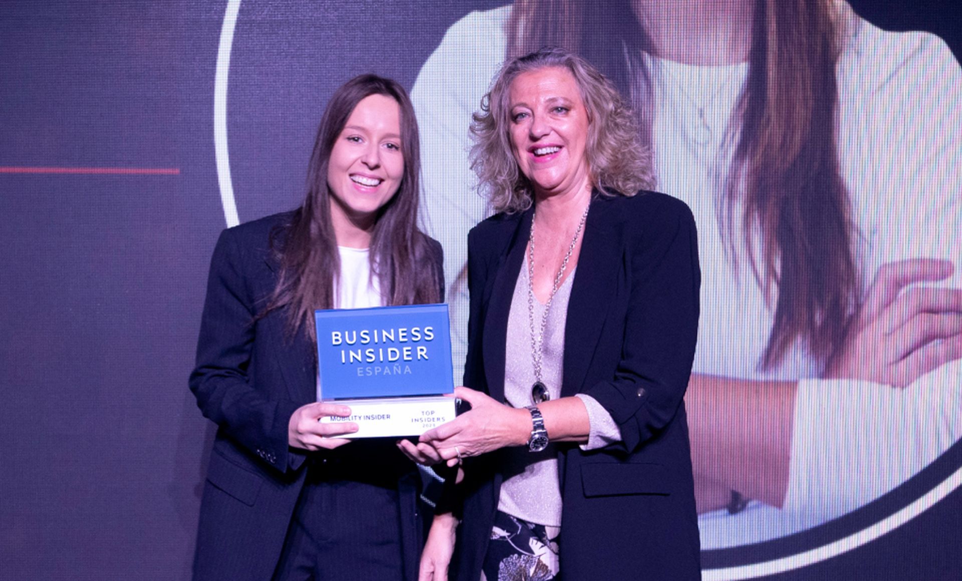 De izquierda a derecha, Yaiza Canosa, fundadora y consejera delegada de GOI, recibe el premio Top Insider del Año en la categoría de Mobility Insider de Margarita Rodríguez, Advertising Senior Manager de Hyundai Motor España.