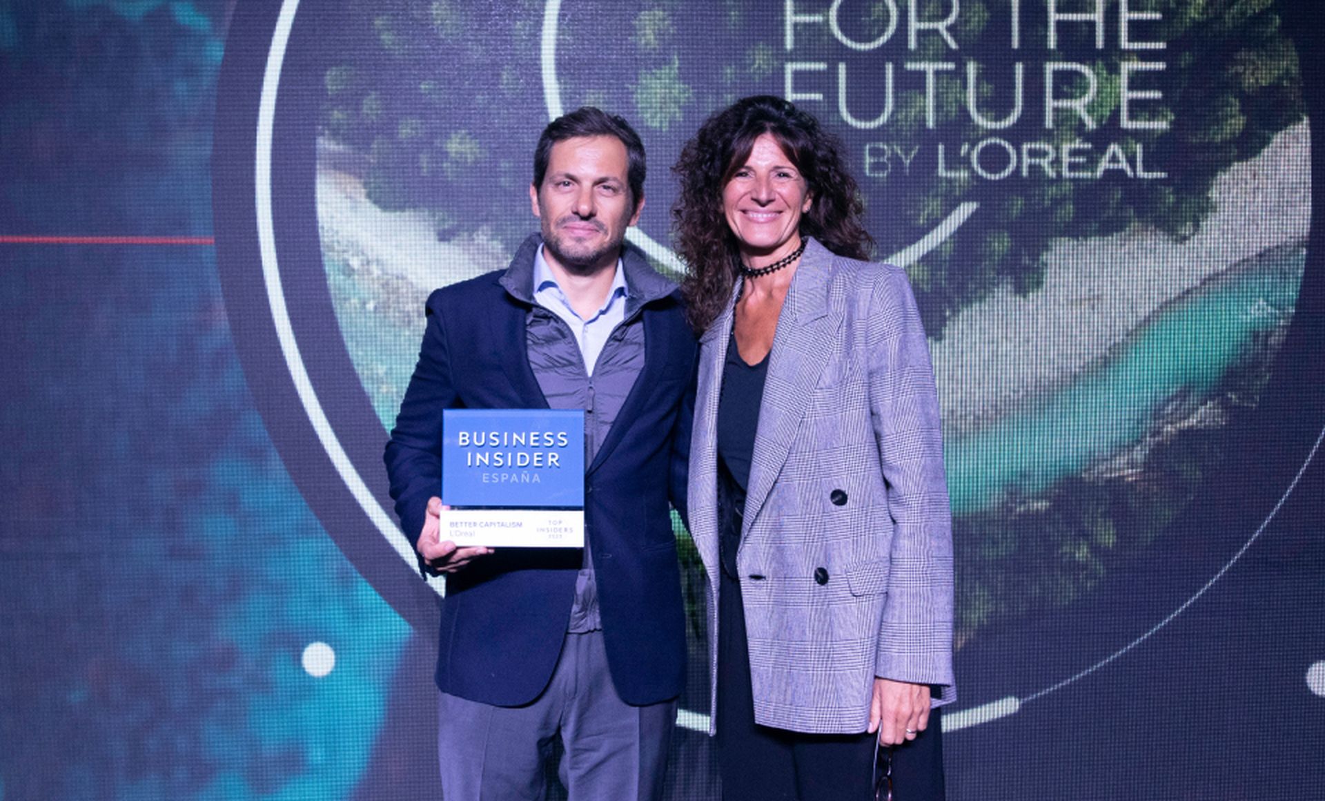 Gonzalo Nascimento, director general de L’Oréal Professional y CEO de L’Oréal Portugal, recibe el premio Top Insider del Año en la categoría de Better Capitalism de Ester García Cosín, CEO de Havas Media Network. 