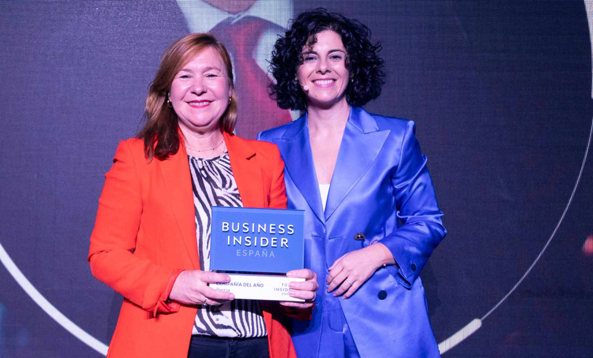 De izquierda a derecha, Elena Baillo, directora financiera de Iberia, recibe el premio Top Insider del Año en la categoría de Compañía de Yovanna Blanco, directora editorial de Business Insider España.
