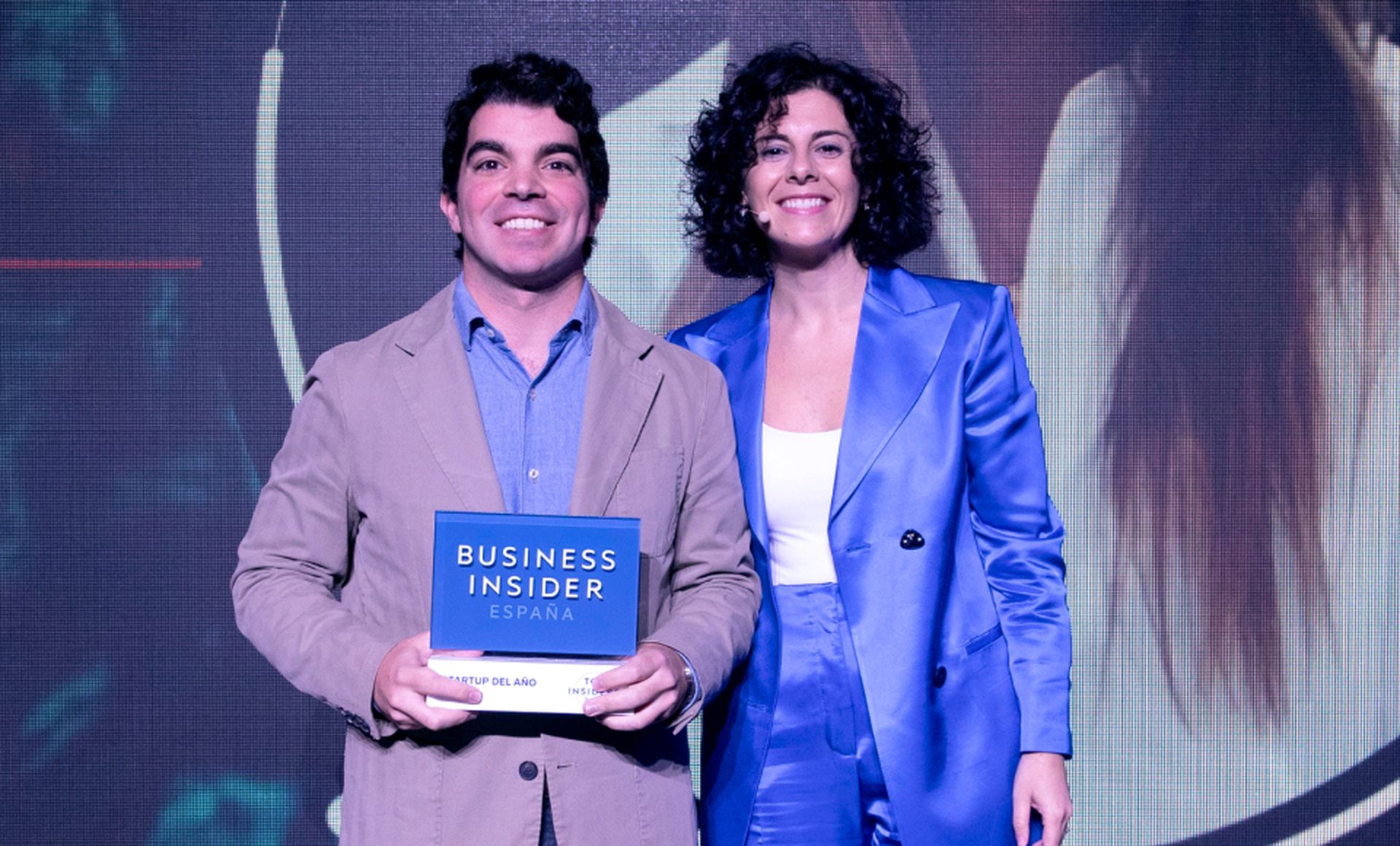 Gonzalo Alhama, director financiero de Laagam, recibe el premio Top Insider del Año en la categoría de Startup de Yovanna Blanco, directora editorial de Business Insider España.