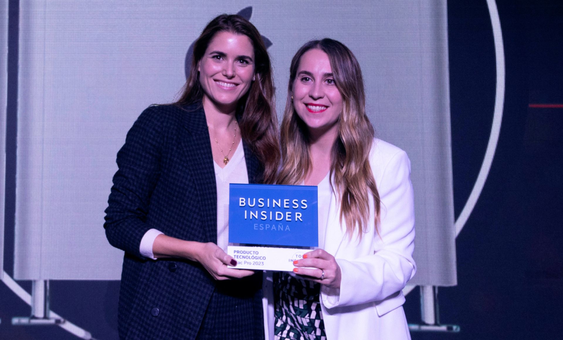 De izquierda a derecha, Silvia Martín-Prat, PR Manager de Apple España, recibe el premio Top Insider del Año en la categoría de Producto Tecnológico de Ana Muñoz, redactora jefe de Tecnología de Business Insider España.