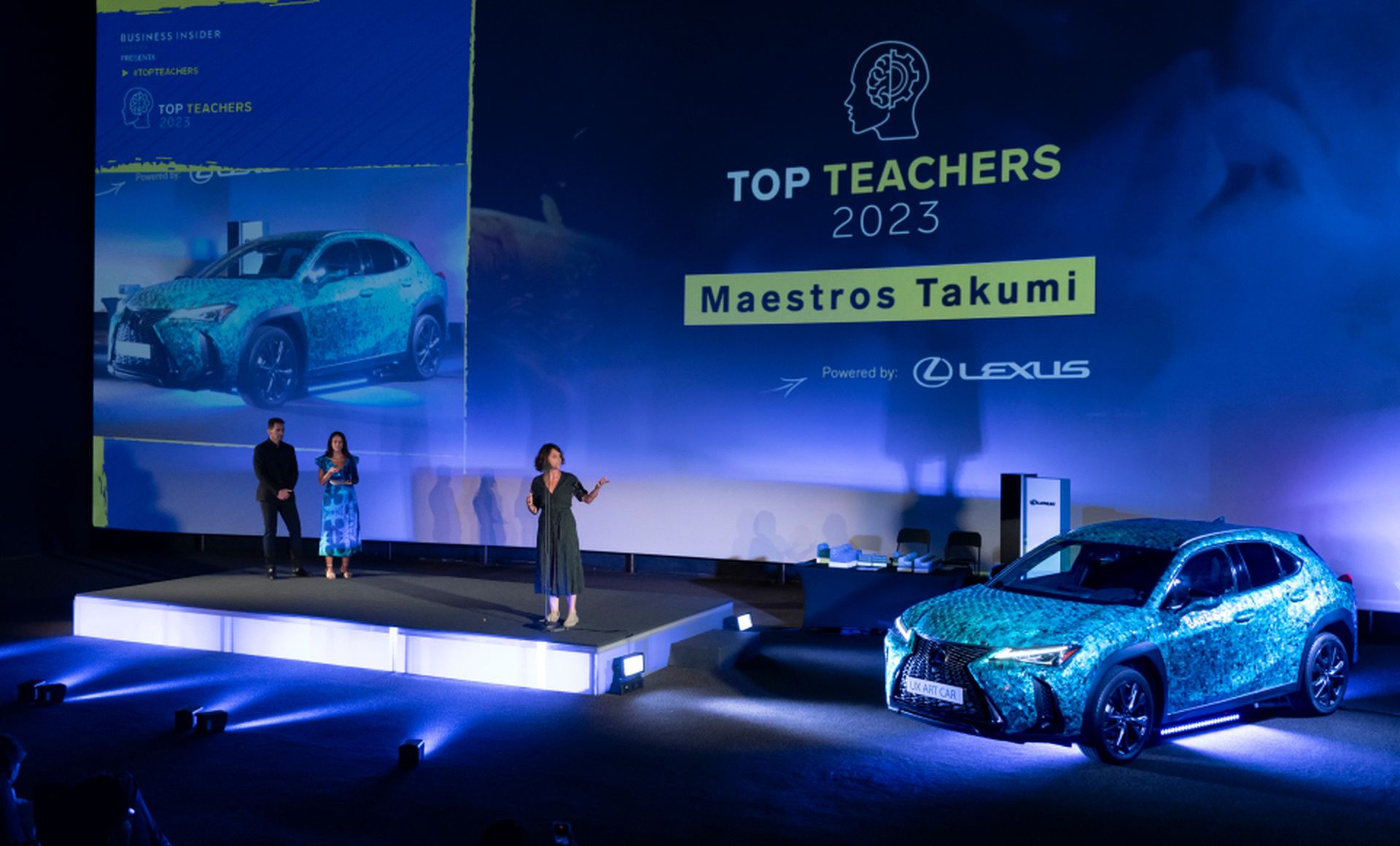 El vehículo Art Car "Gyorin Kozane" de Lexus, compuesto de escamas azules, vestía el auditorio de los Top Teachers 2023.