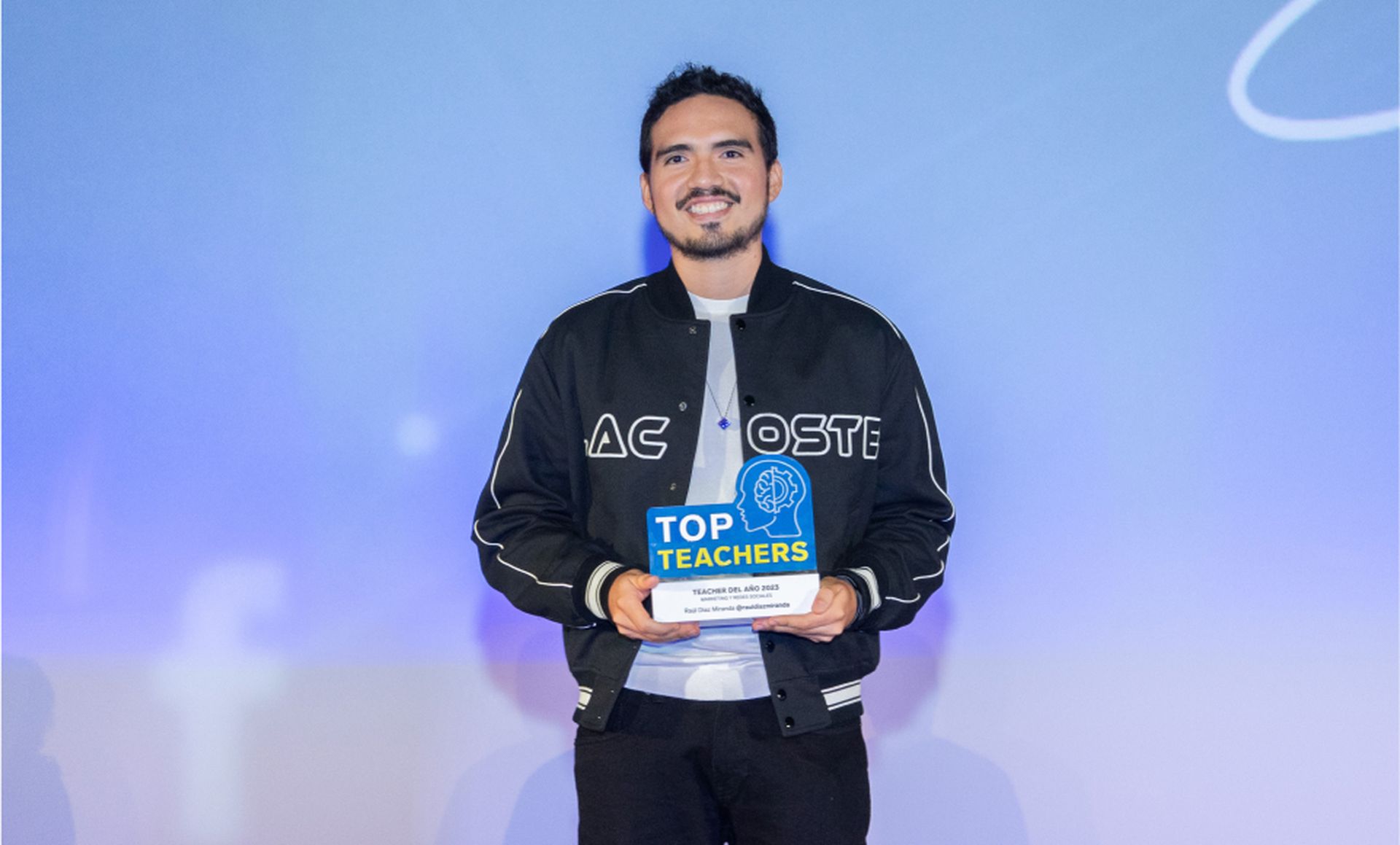 Raúl Díaz Miranda (@rauldiazmiranda) recibe el galardón de Top Teacher del Año en la categoría Marketing y Redes Sociales patrocinado por Canon.