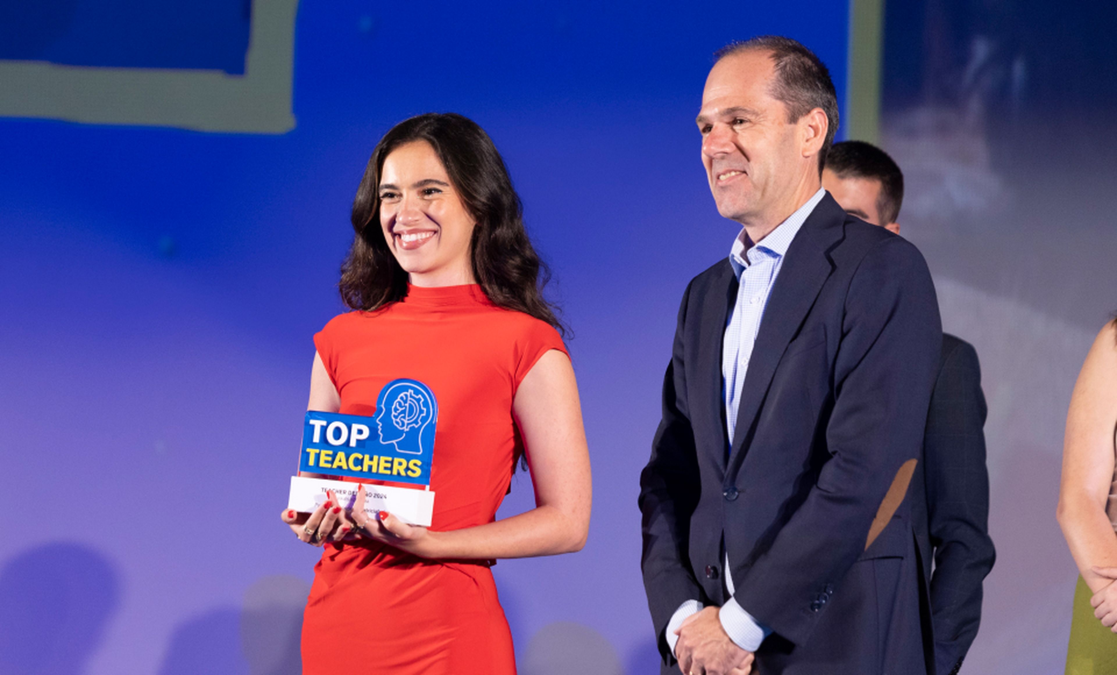 Patricia Fernández (@patriciafedez) recibió el premio Top Teacher del Año en la categoría de Viajes y Cultura de la mano de Javier Tabernero, CEO de Canon en España y Portugal.