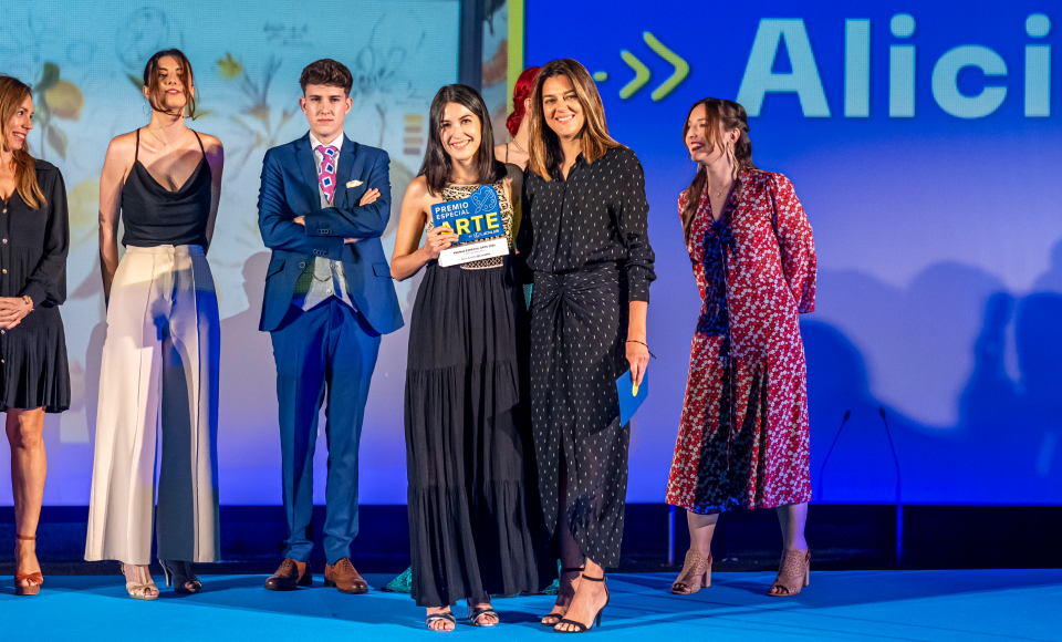 Alicia Aradilla (@a.aradilla) fue la más votada en la categoría especial de Arte by Lexus. El galardón fue entregado por Natalia Perez, Press Relation manager de Lexus España.
