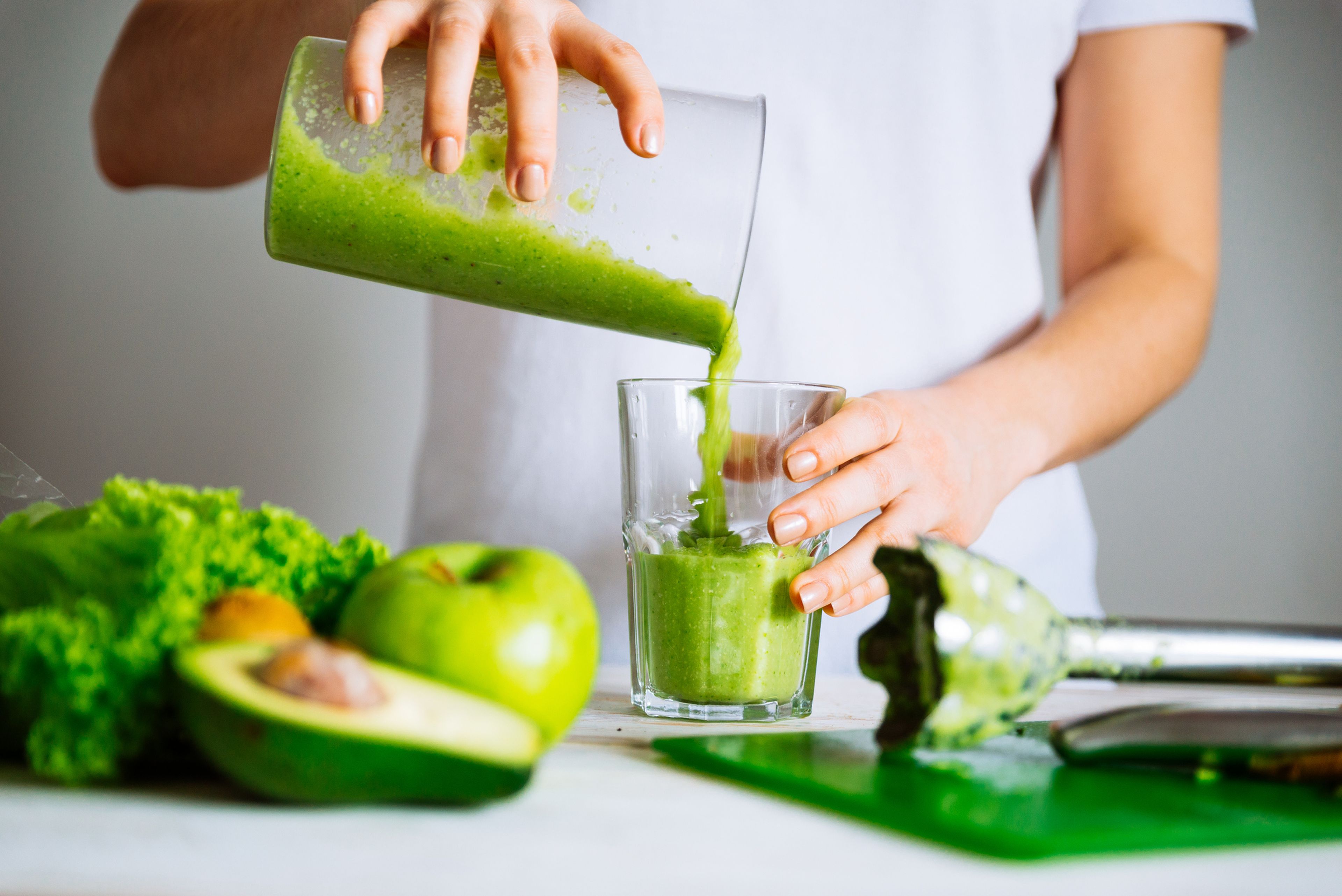 Con la dietas detox prepárate a beber muchos zumos verdes.