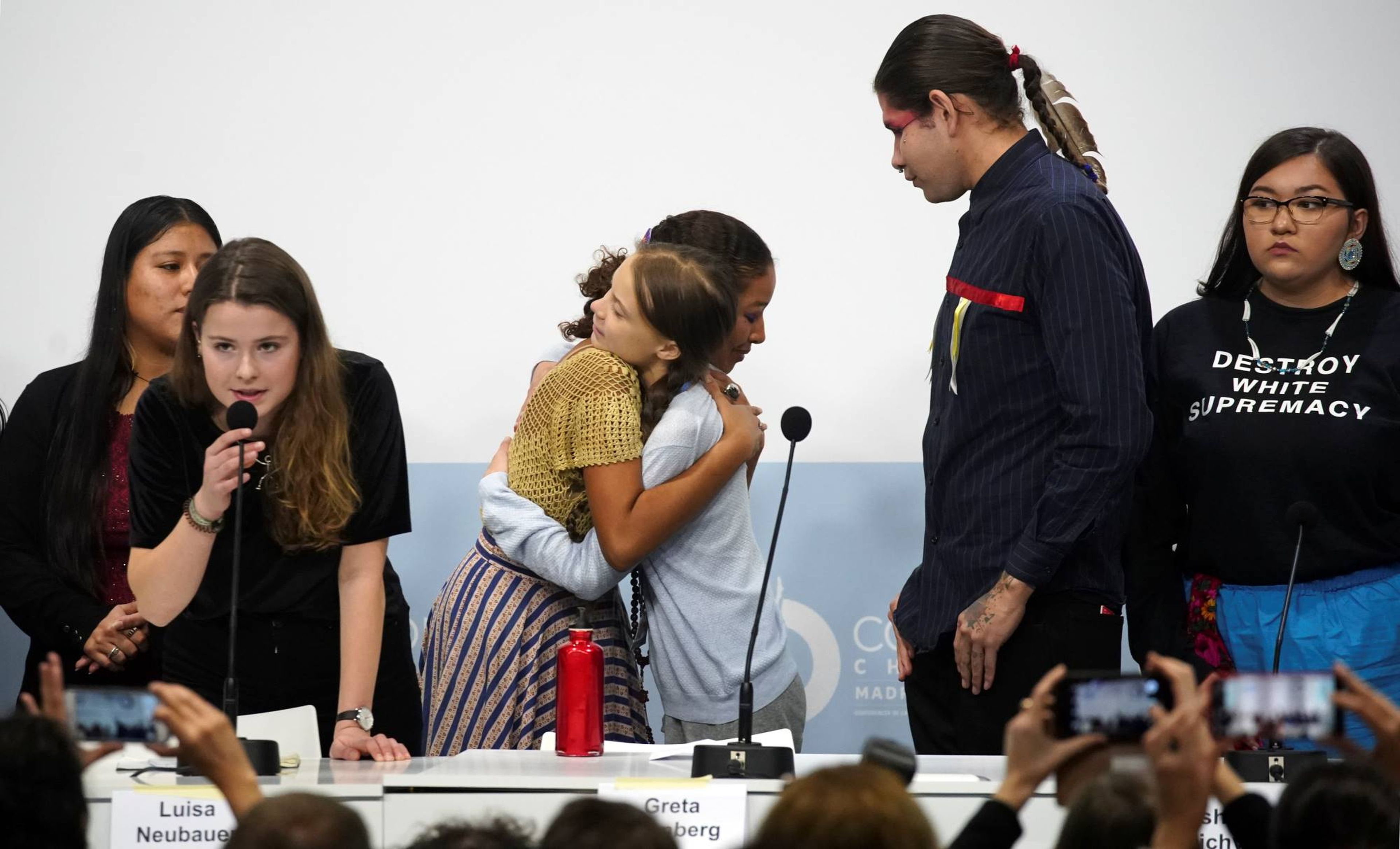 Greta Thunberg con compañeros activistas en la COP25