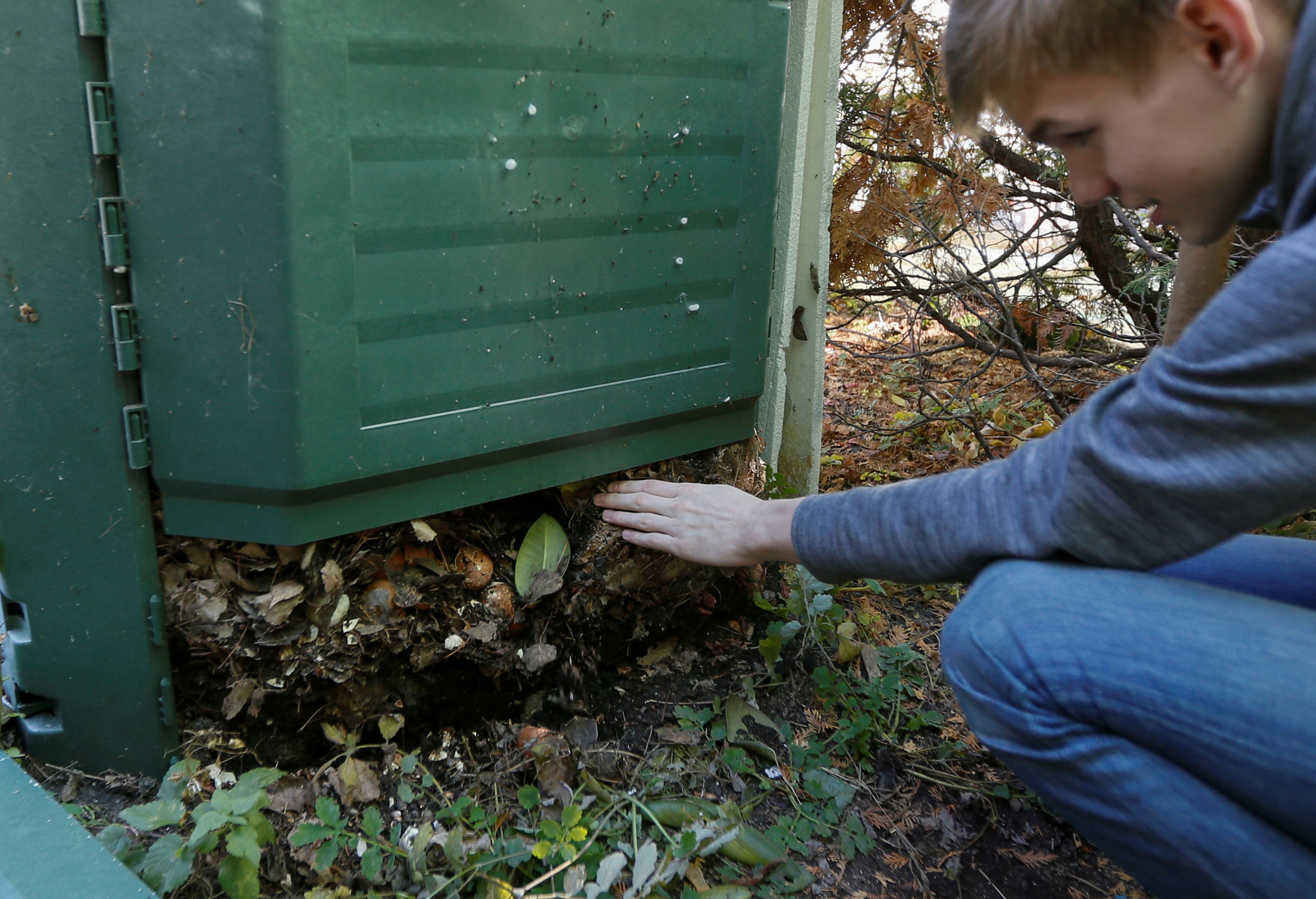 Un chico haciendo compost.