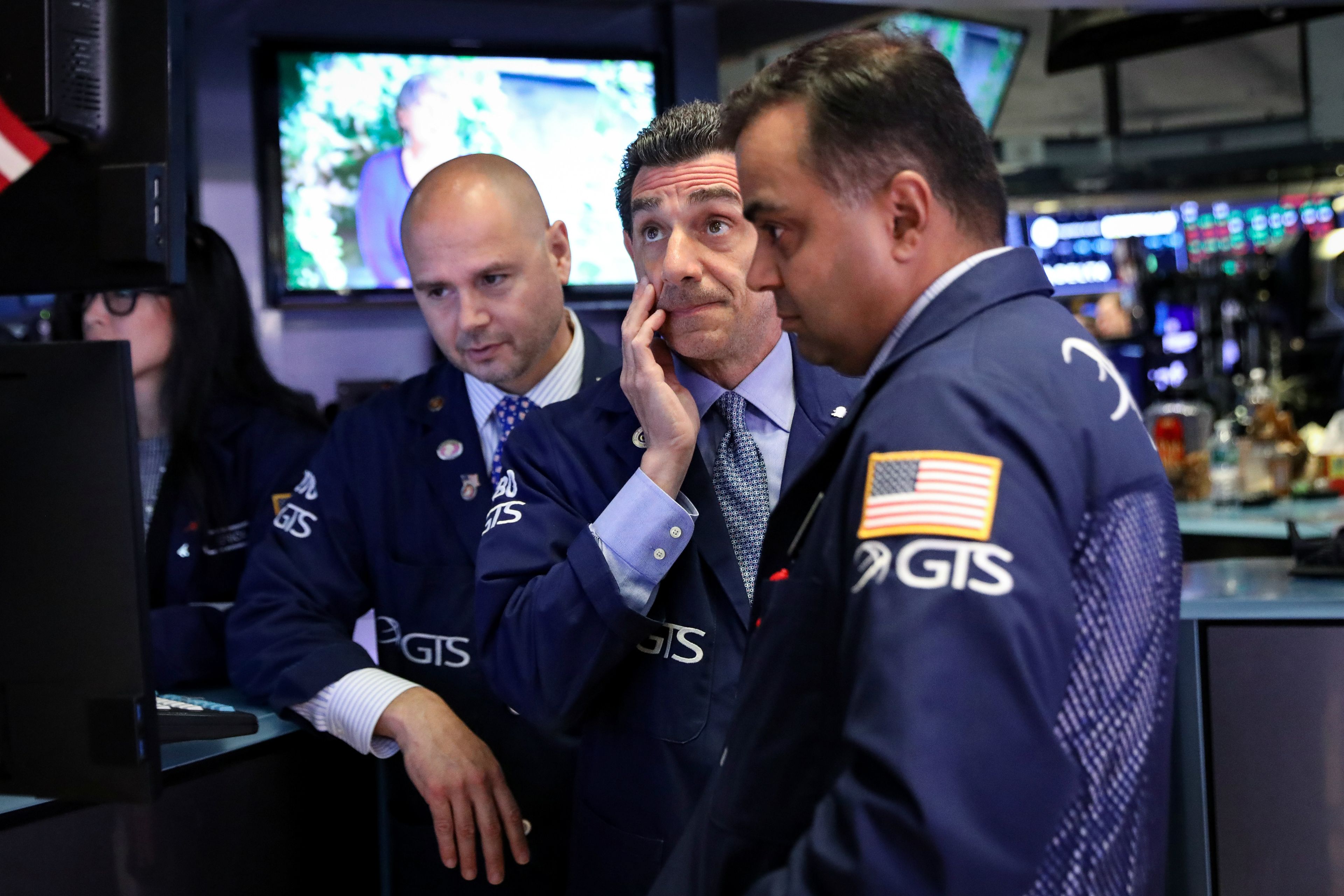 Trader atentos a las pantallas en Wall Street