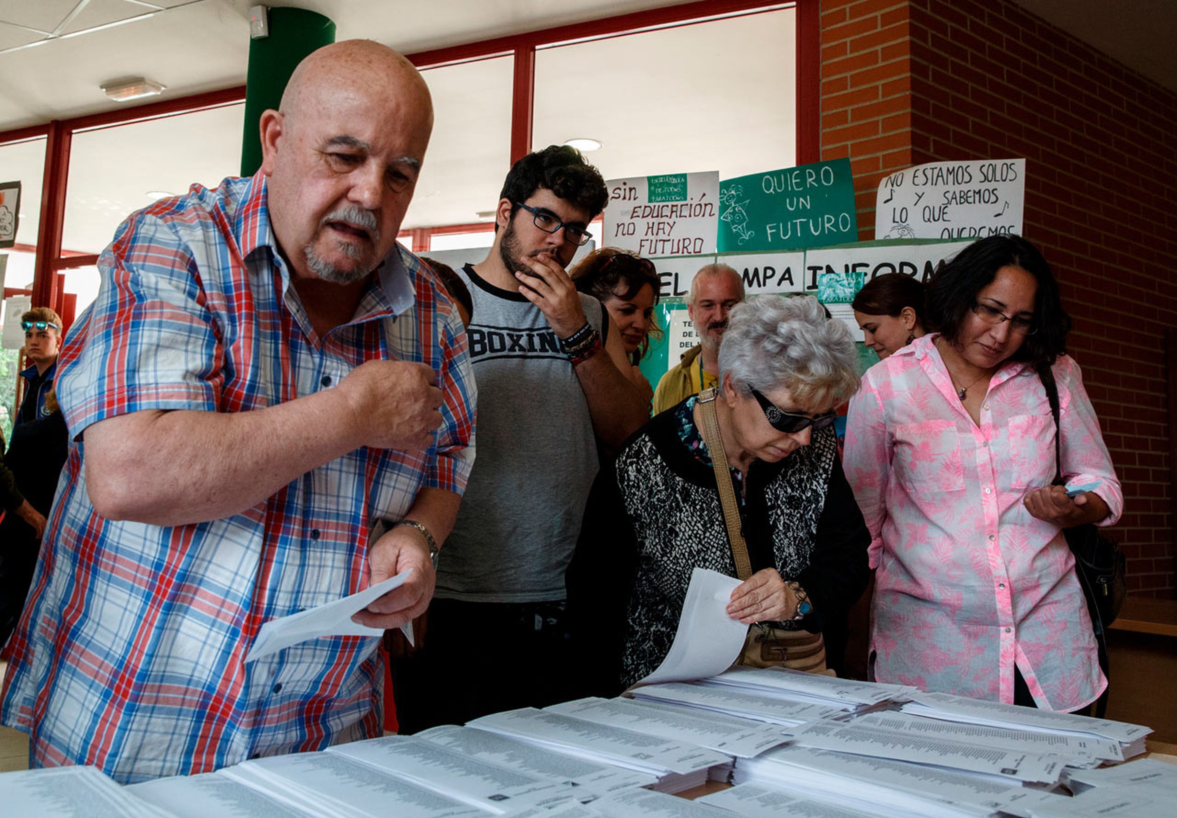 Un grupo de ciudadanos vota en las elecciones generales de 2015