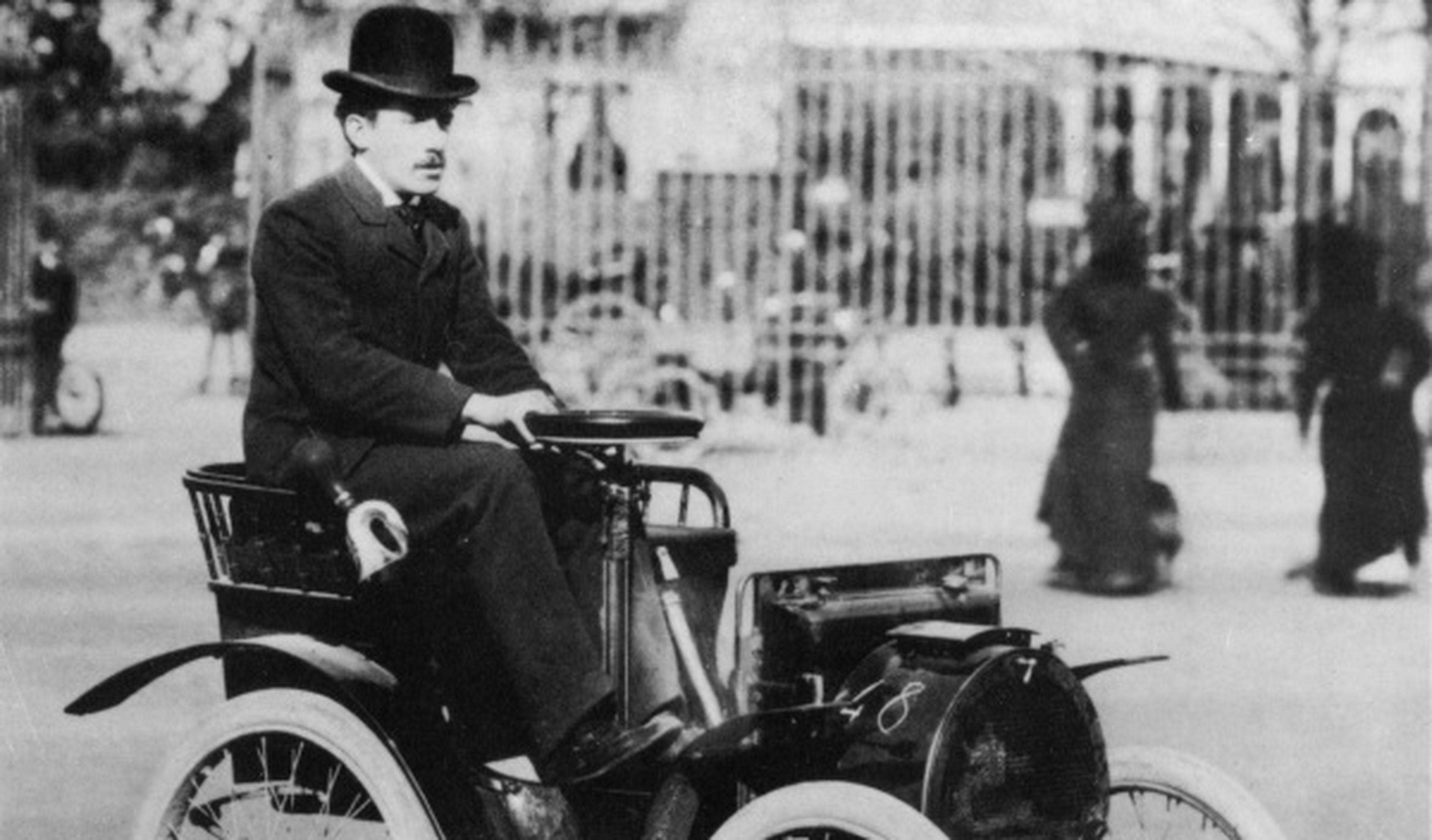 Louis Renault con su primer coche.