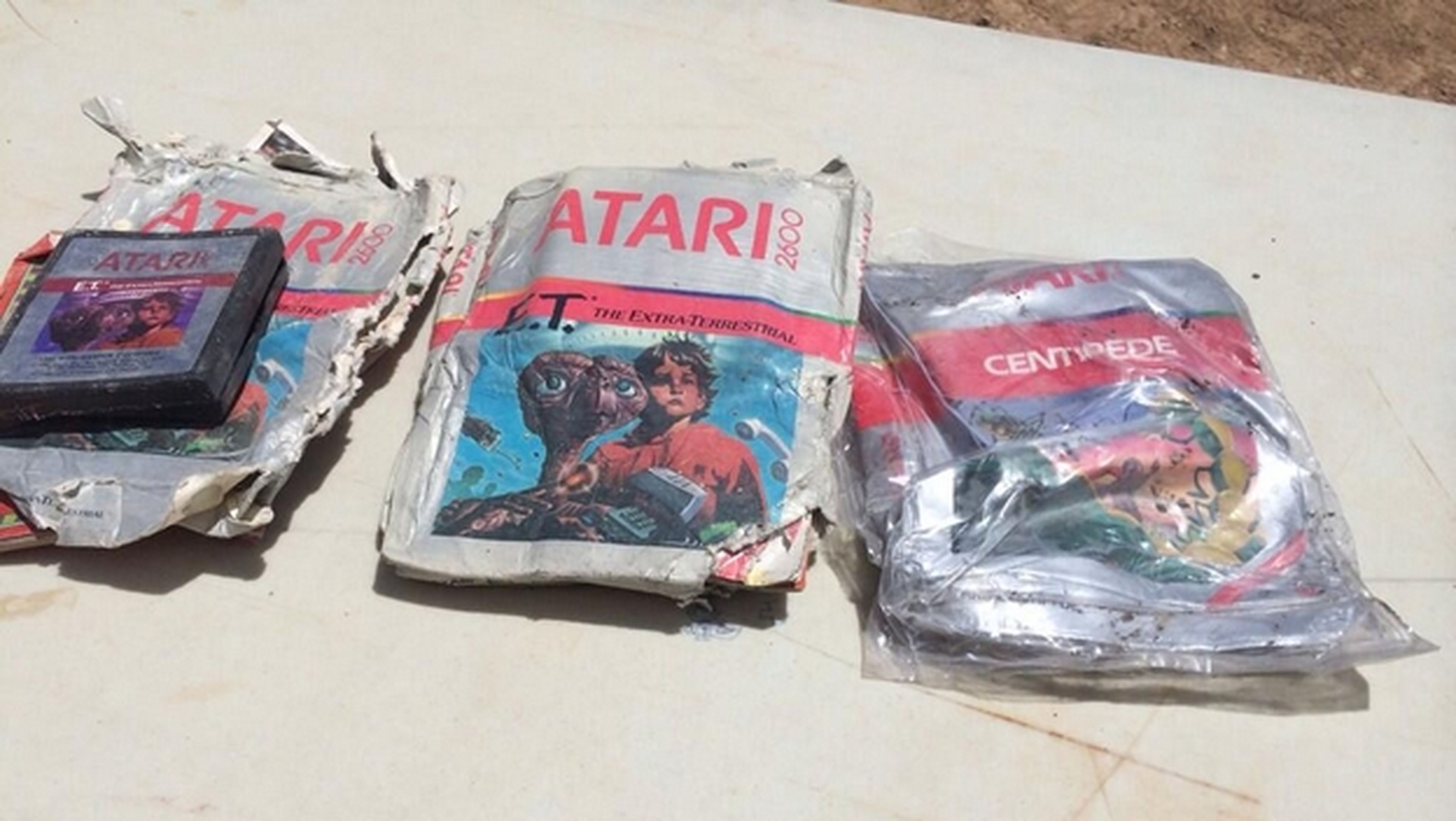 La leyenda urbana se convierte en realidad. Hallan miles de juegos E.T. para la consola Atari 2600 enterrados en el desierto de Alamogordo durante 30 años