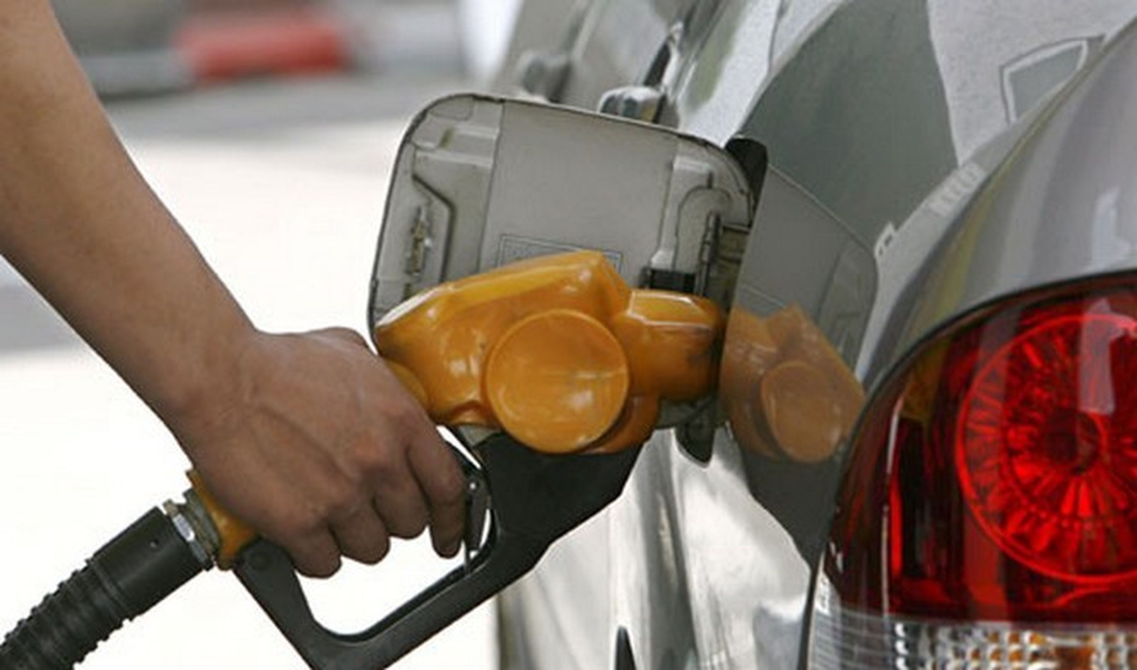 El gobierno quiere subir la gasolina