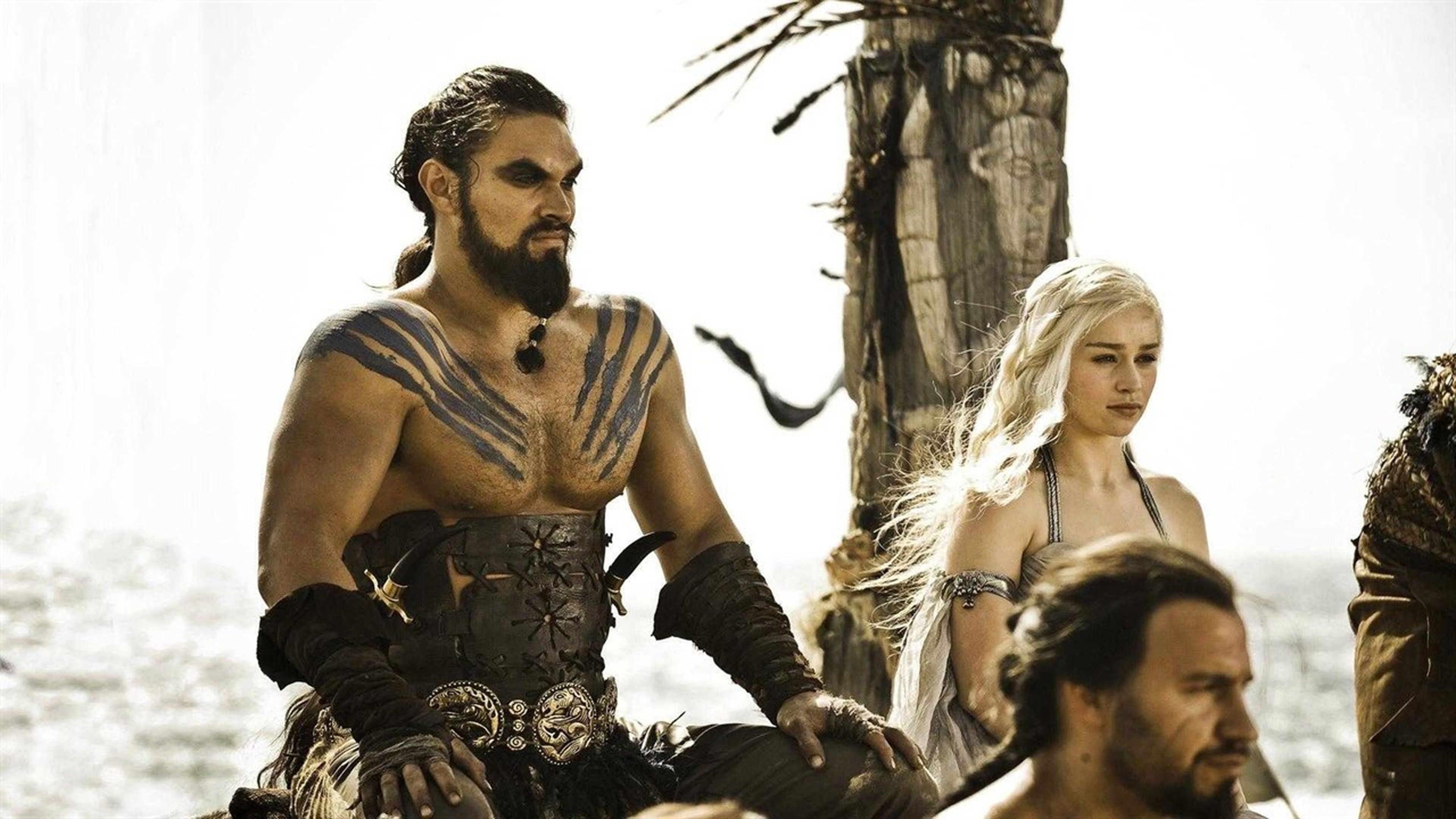 Khal Drogo lleva campanas en el pelo. Es una tradición de su pueblo que la HBO no ha respetado.