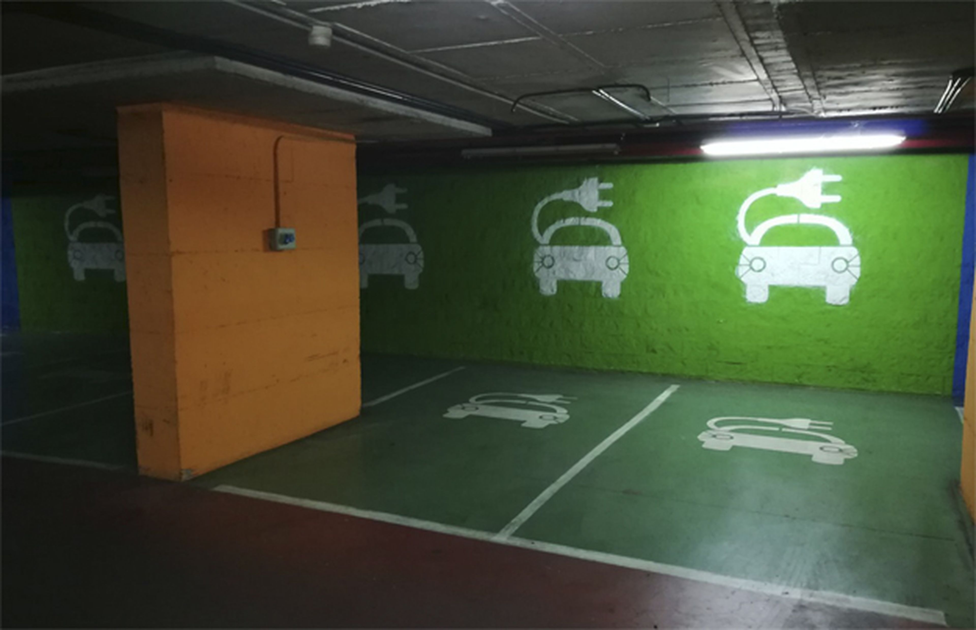 Encontrar un punto de carga para un coche eléctrico en Madrid, así es la experiencia