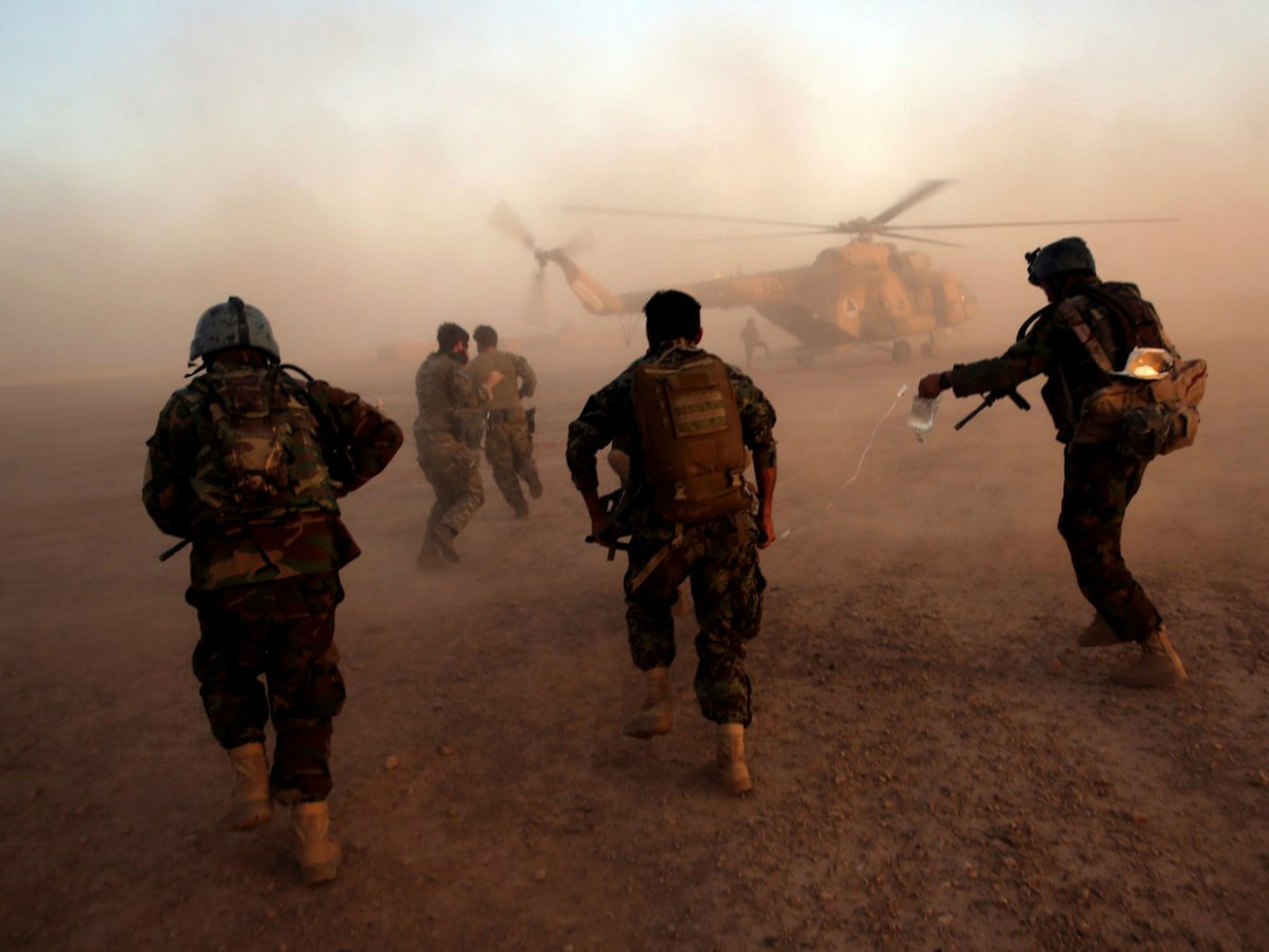 Los comandos del ejército afgano entrenan en el campamento militar de Shorab en la provincia de Helmand, en Afganistán, el 27 de agosto de 2017.