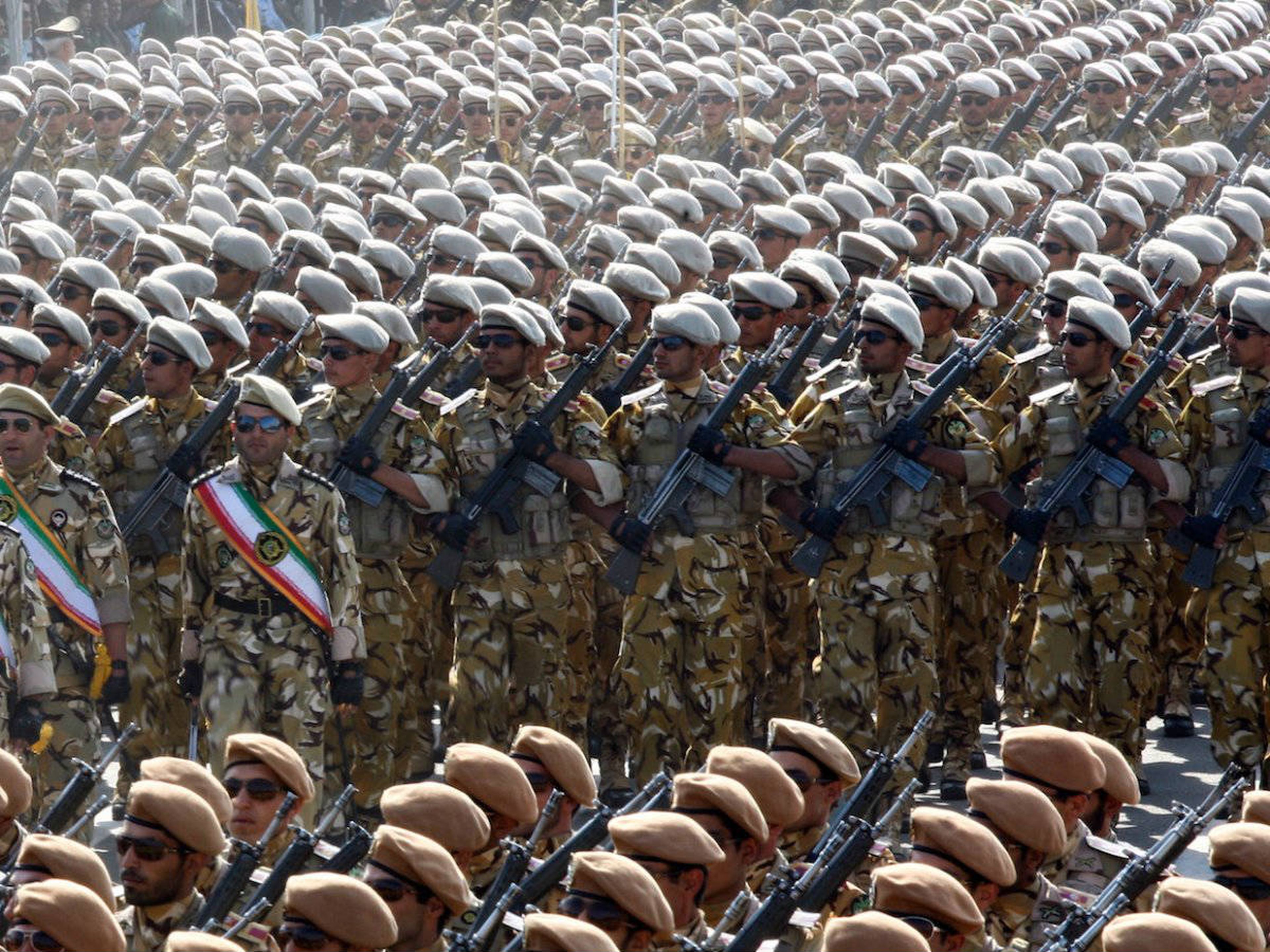 Miembros del ejército de Irán desfilan en Teherán el 22 de septiembre de 2011 durante la conmemoración del aniversario de la guerra entre Irán e Iraq