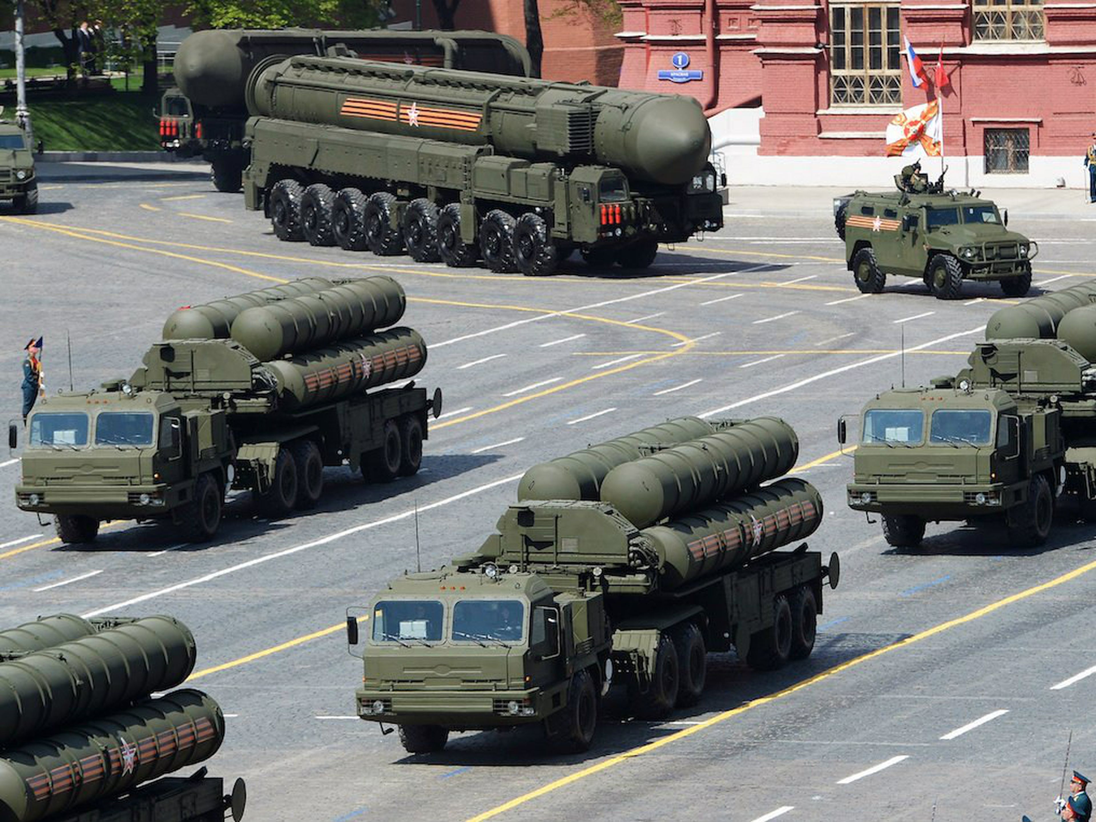 Rusia muestra sus misiles tierra aire S-400 Triumph y SA-21 Growler de medio y largo alcance durante el desfile del Día de la Victoria en la Plaza Roja de Moscú el 9 de mayo de 2015.