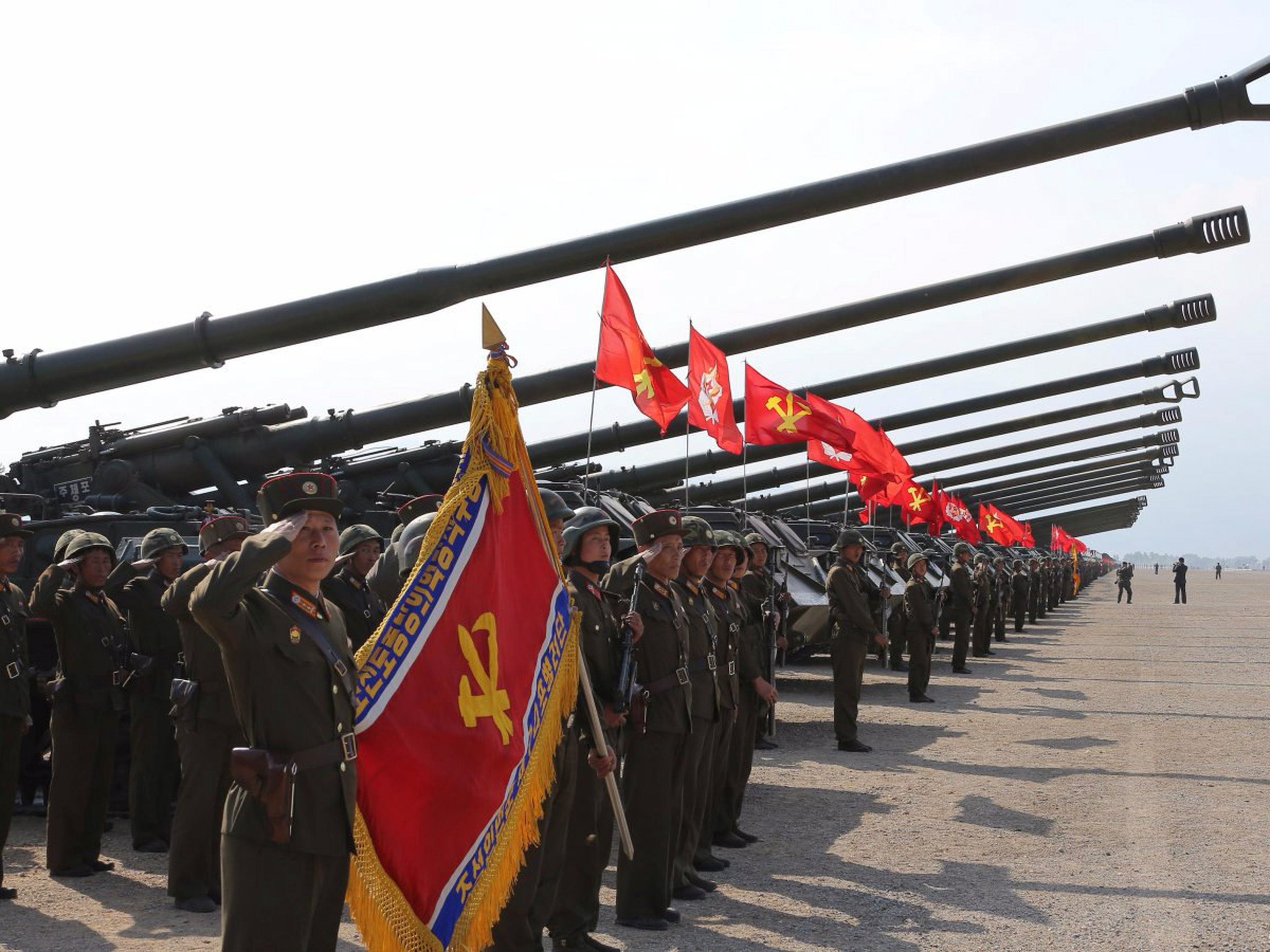 Maniobras militares para conmemorar el 85 aniversario del Ejército Popular de Corea. La fotografía fue facilitada por la agencia de noticias estatal el 26 de abril de 2017.