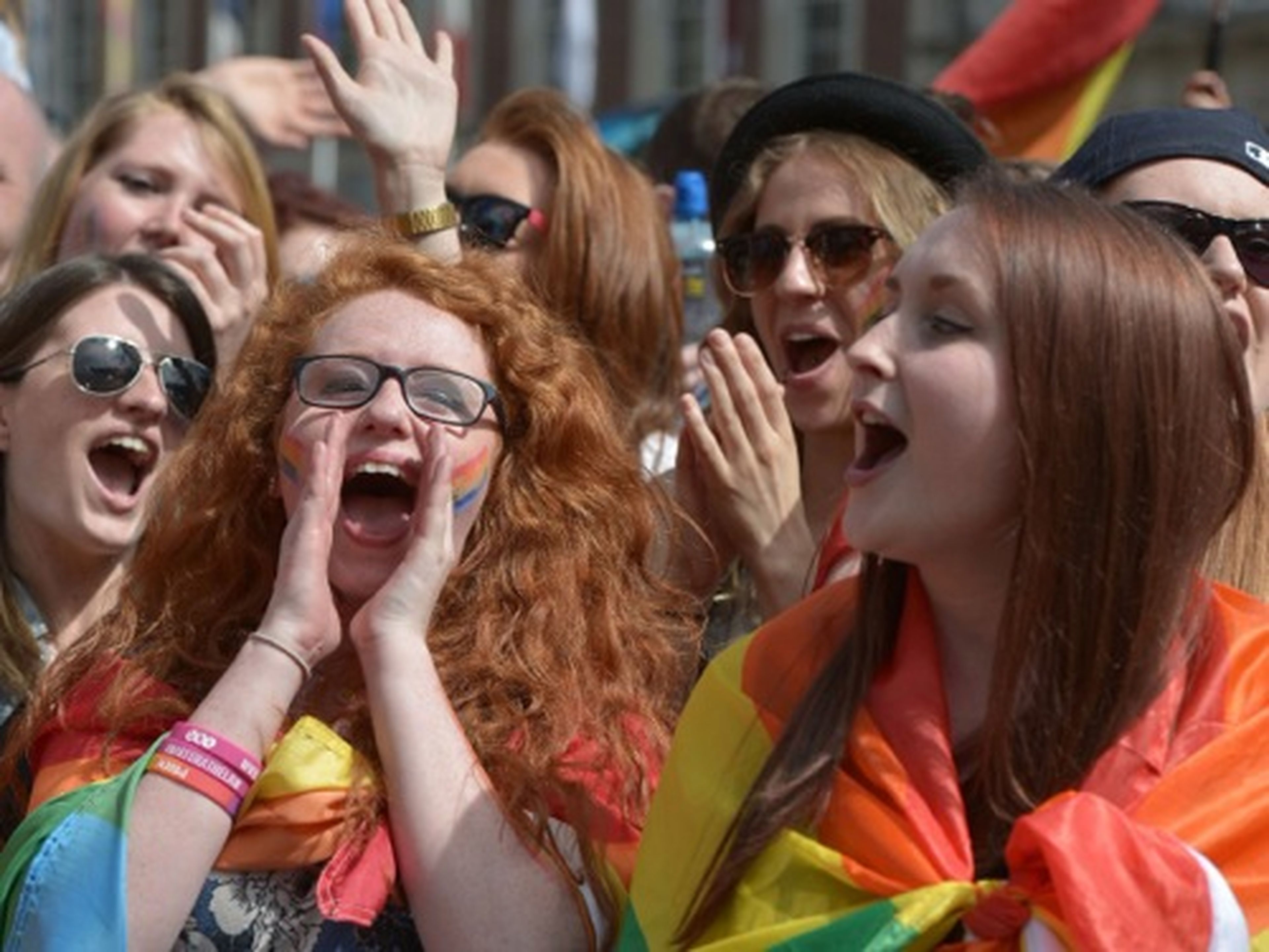 Partidarios del matrimonio entre personas del mismo sexo, durante la celebración que congregó a miles de personas en Castle Square, en Dublín, esperando el resultado de la votación el 23 de mayo de 2015.