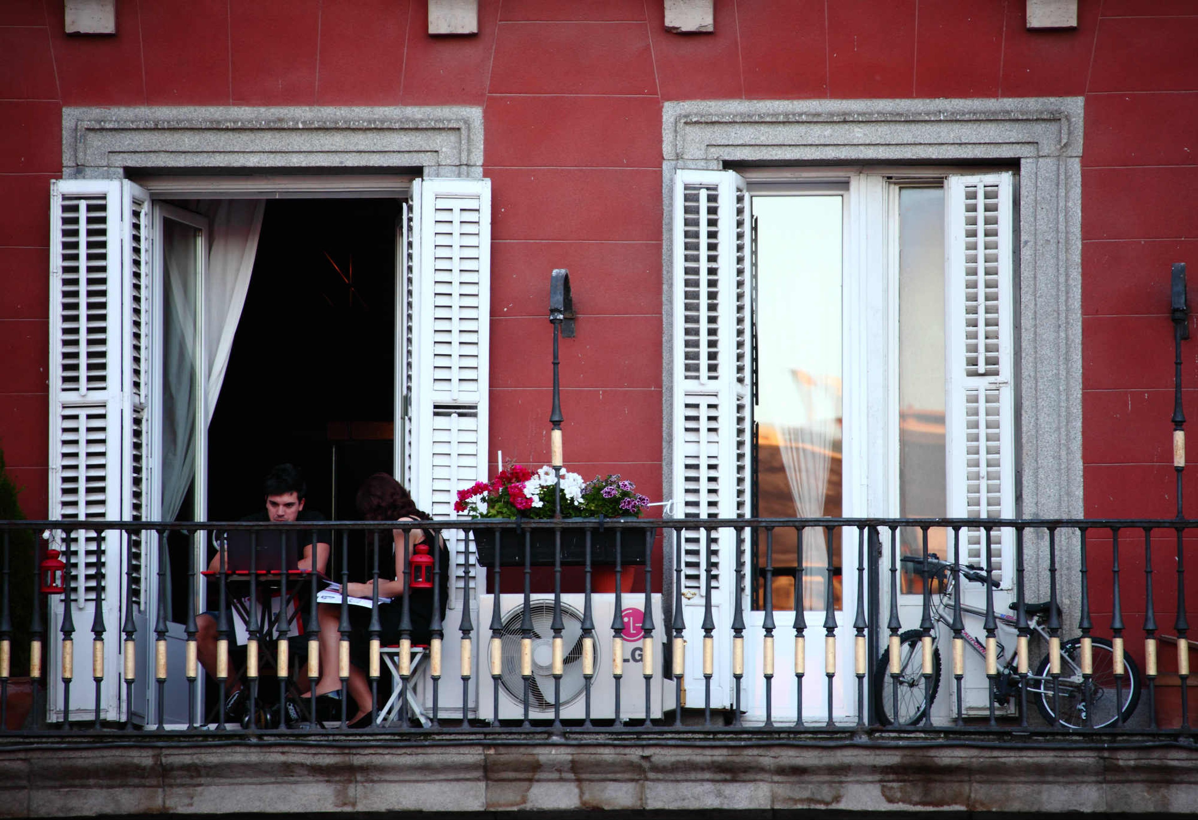 Un balcón de un apartamento en la Plaza Mayor de Madrid.
