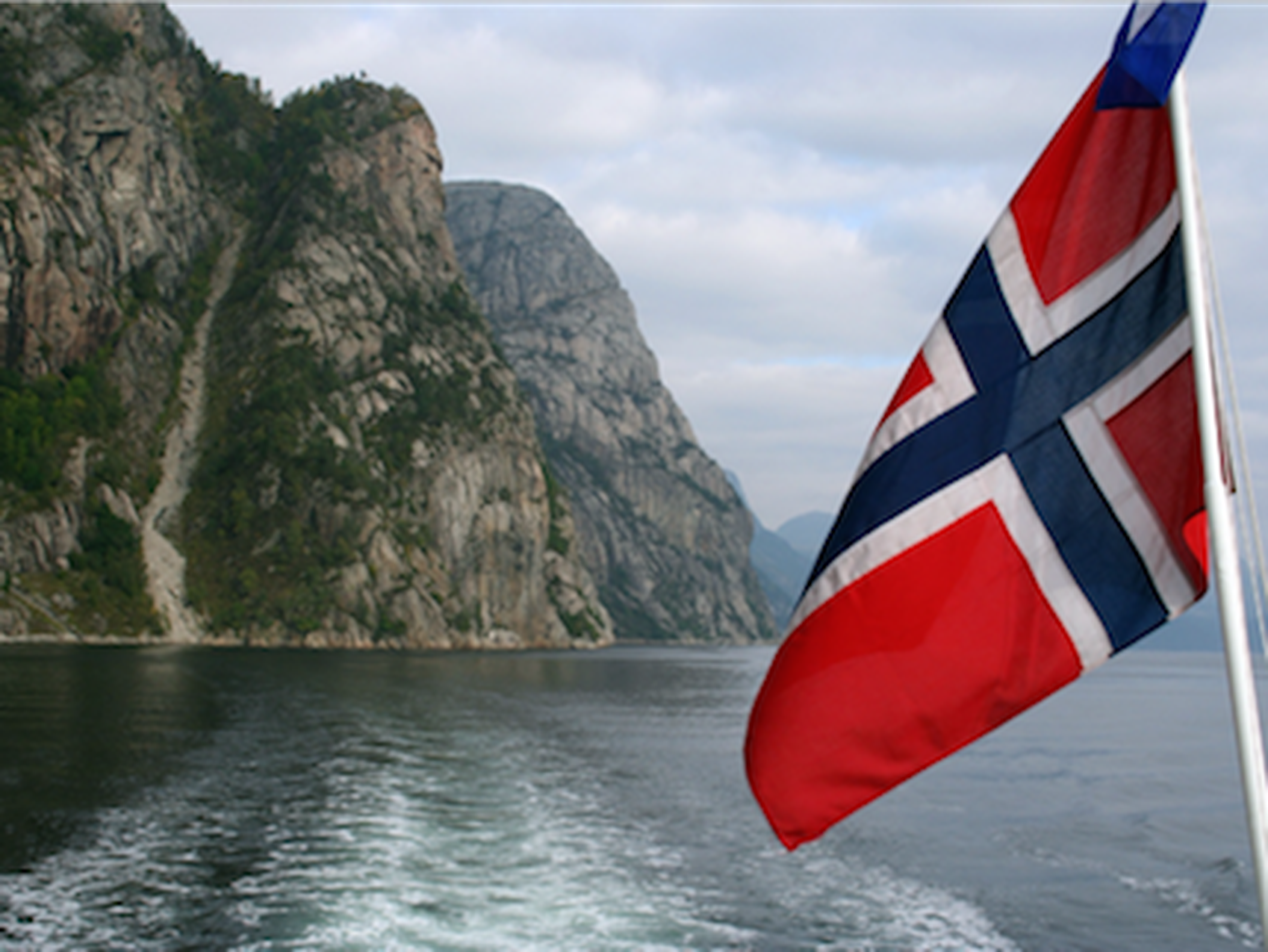 Un fiordo en Noruega, con la bandera nacional, el 14 de octubre de 2016.