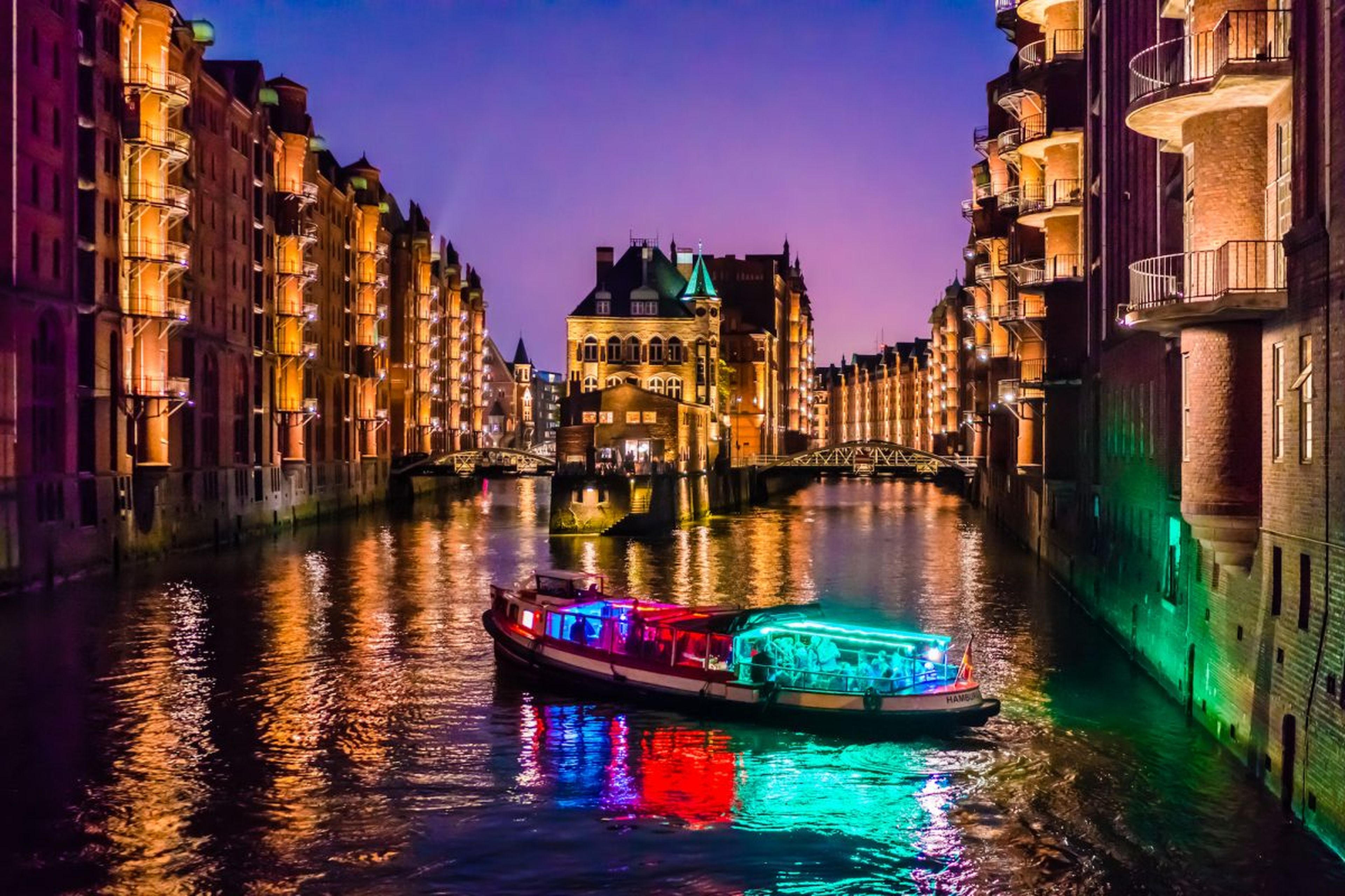 Barco discoteca sobre el Wandrahmfleet en el distrito portuario de Hamburgo, Alemania.
