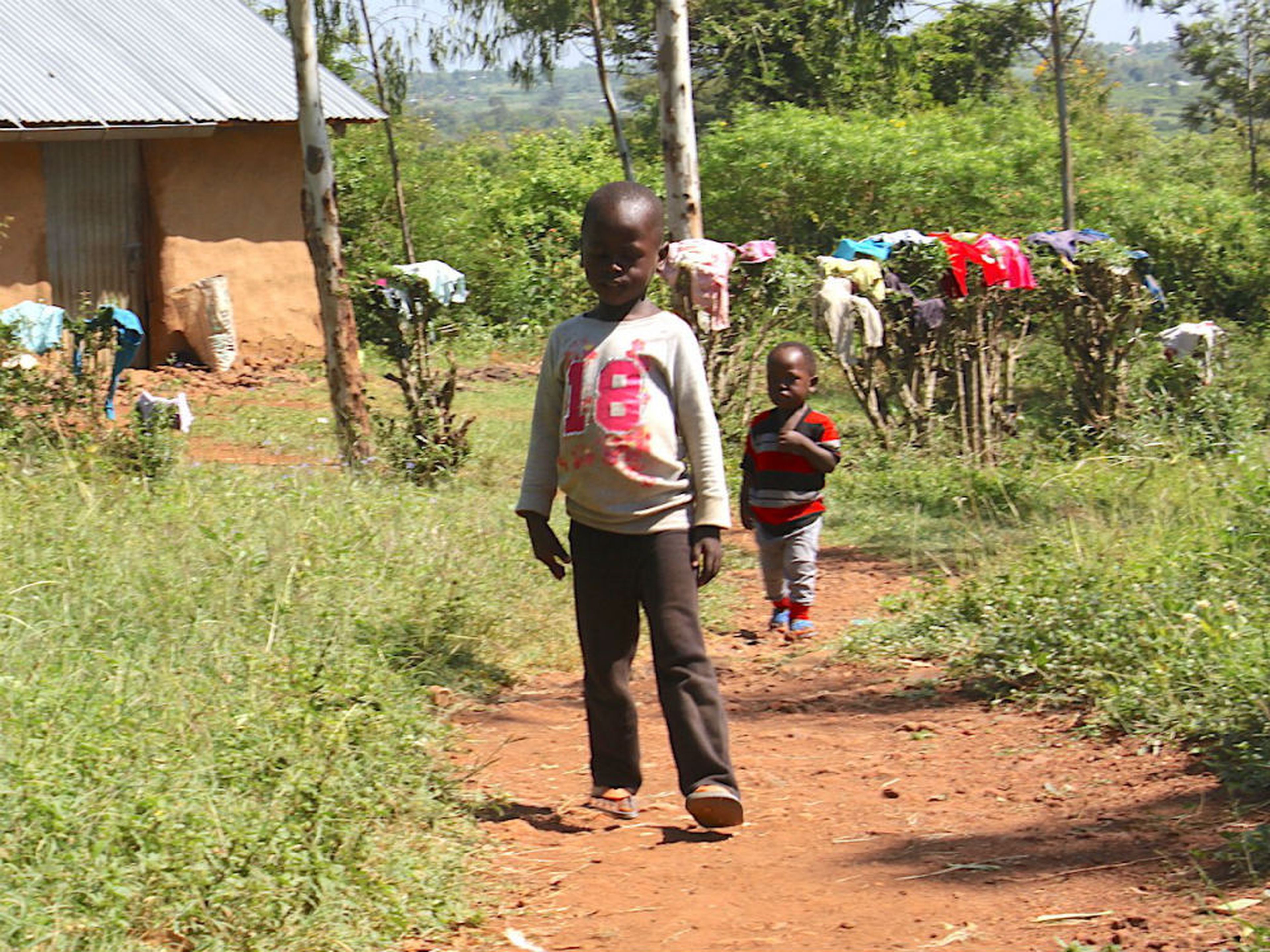 Niños en un aldea de Kenia que ha recibido una renta básica durante 12 años.
