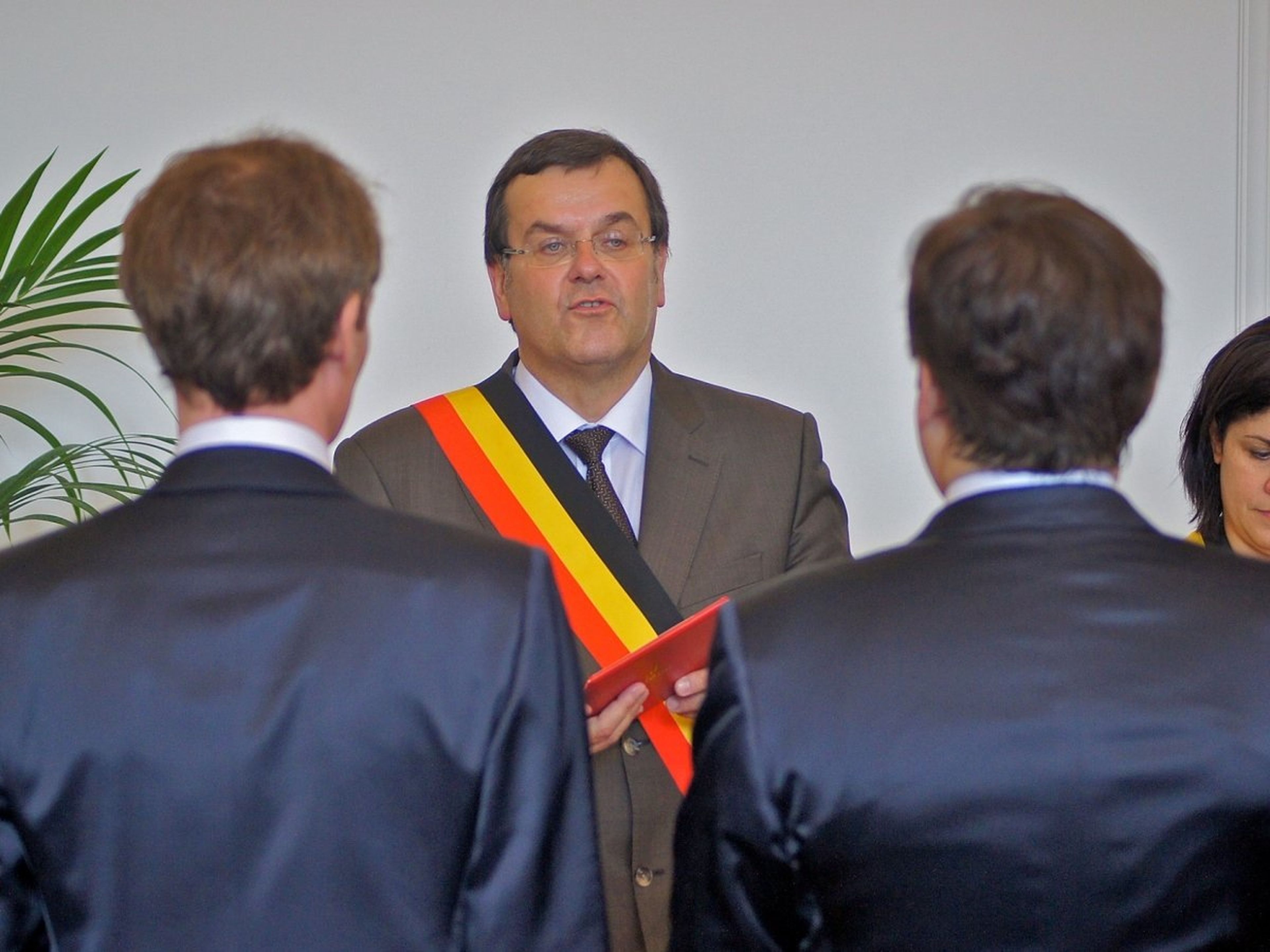 Una boda oficiada por el alcalde Willy Demeyer en Lieja (Bélgica) el 13 de julio de 2013.