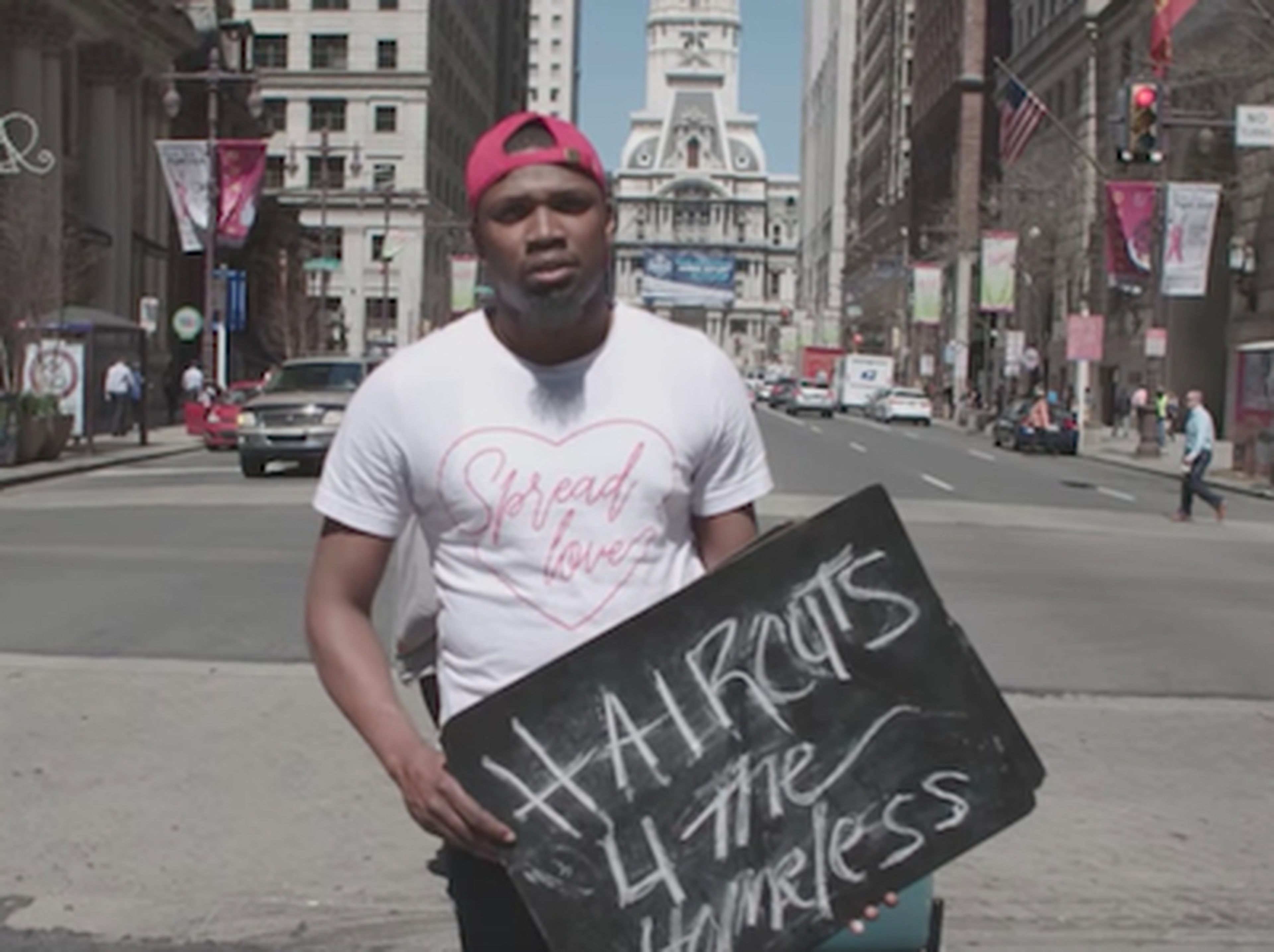Brennon Jones, un hombre de Filadelfia de 29 años, corta el pelo gratuitamente a las personas sin techo.