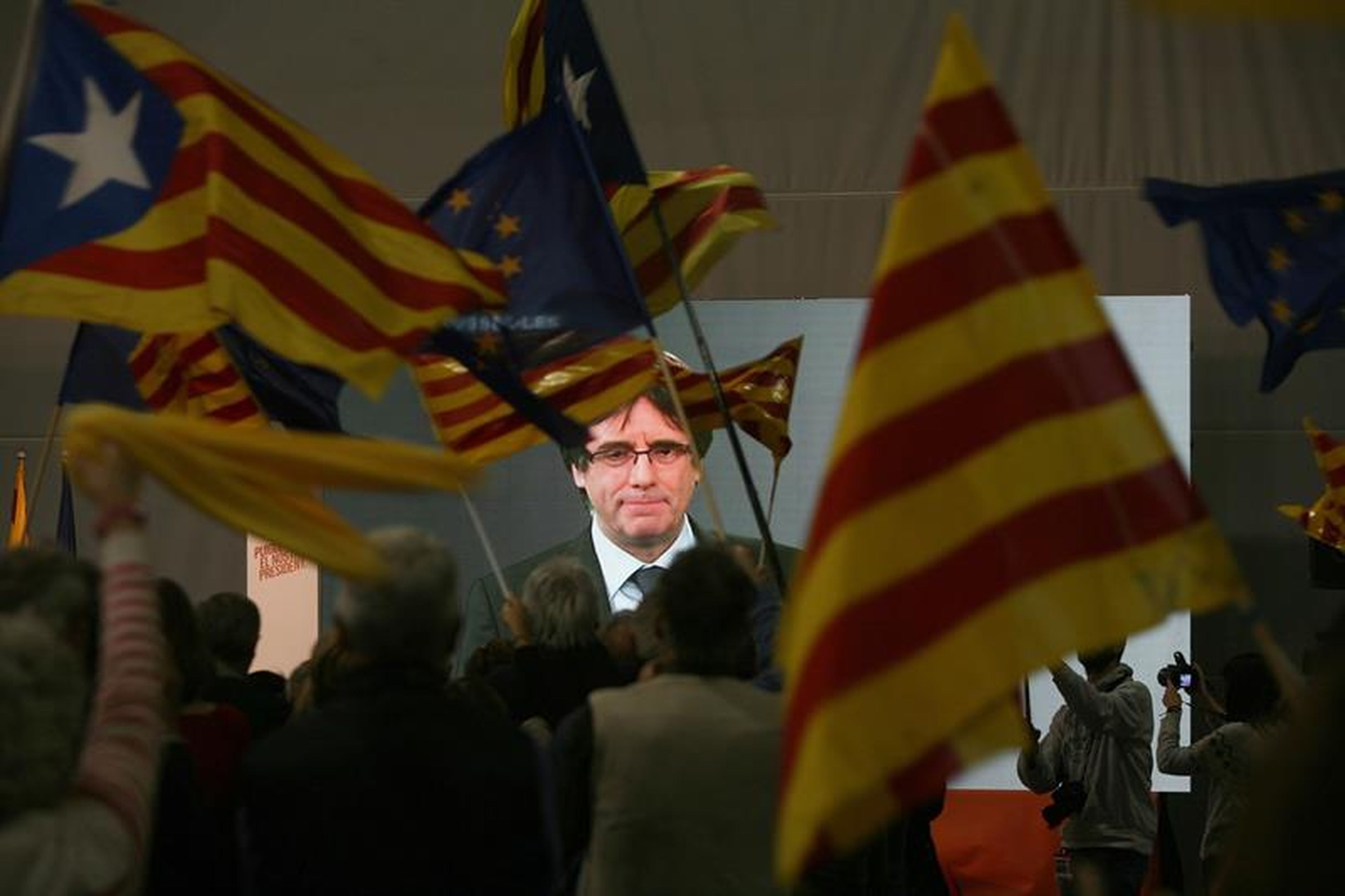 El expresidente de Cataluña Carles Puigdemont interviene en videoconferencia en el mitin de Junts per Catalunya en Tarragona.