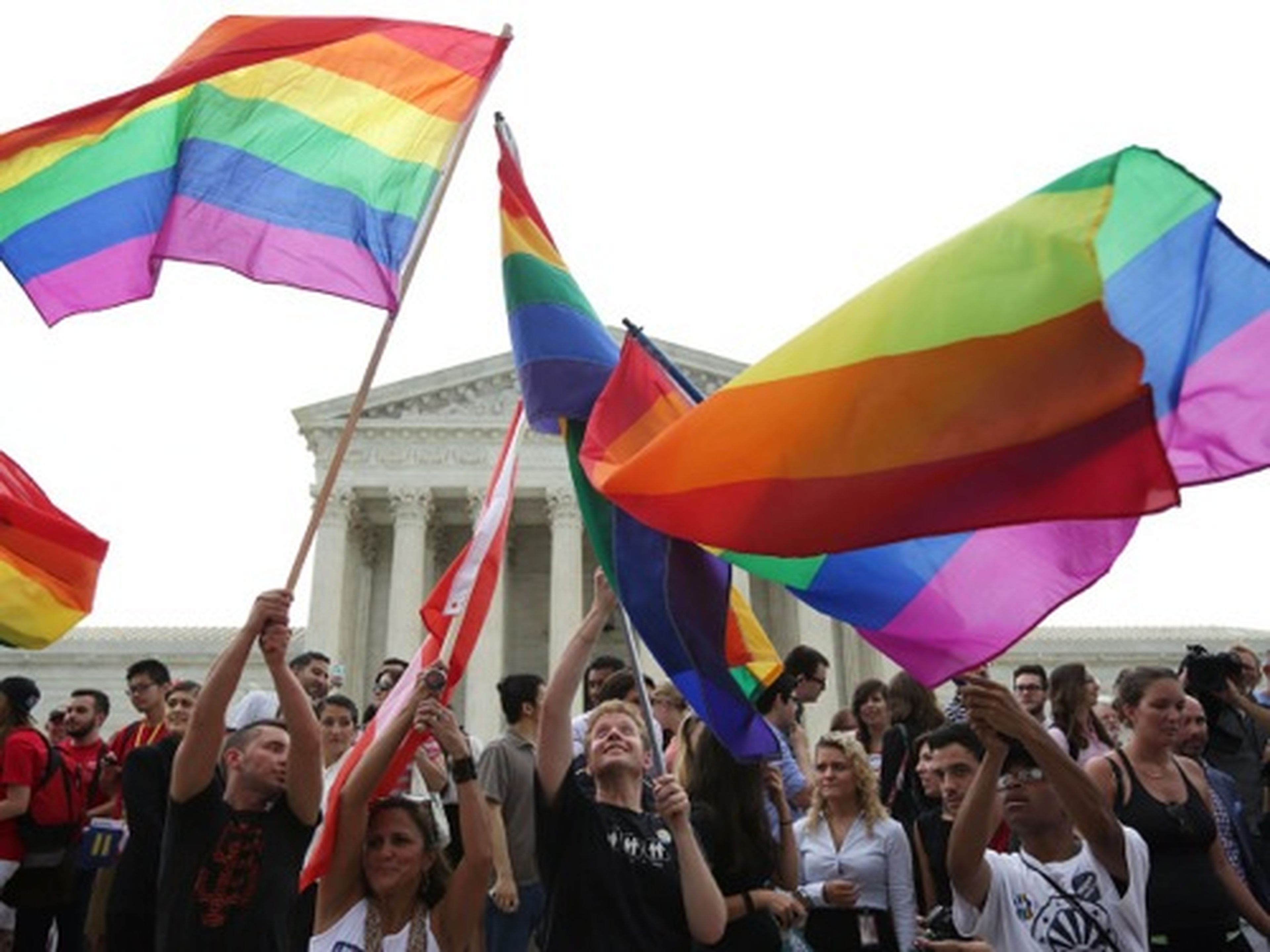 Manifestantes por el matrimonio entre personas del mismo sexo festejan el dictamen de la Corte Suprema de Estados Unidos relativo al matrimonio homosexual el 26 de junio de 2015 en el exterior de la Corte en Washington D.C.