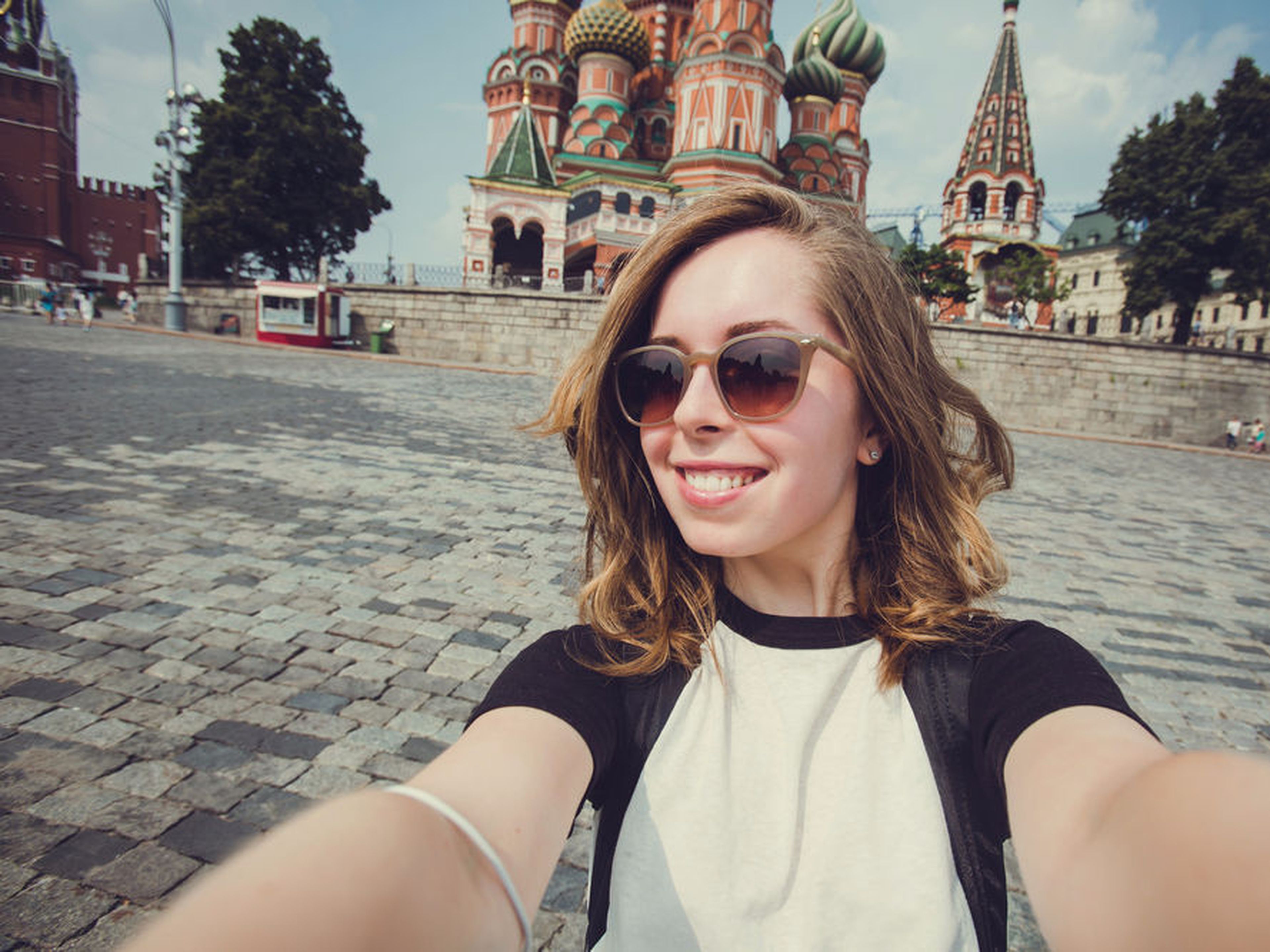 Chica de hace un selfie en la Plaza Roja de Moscú