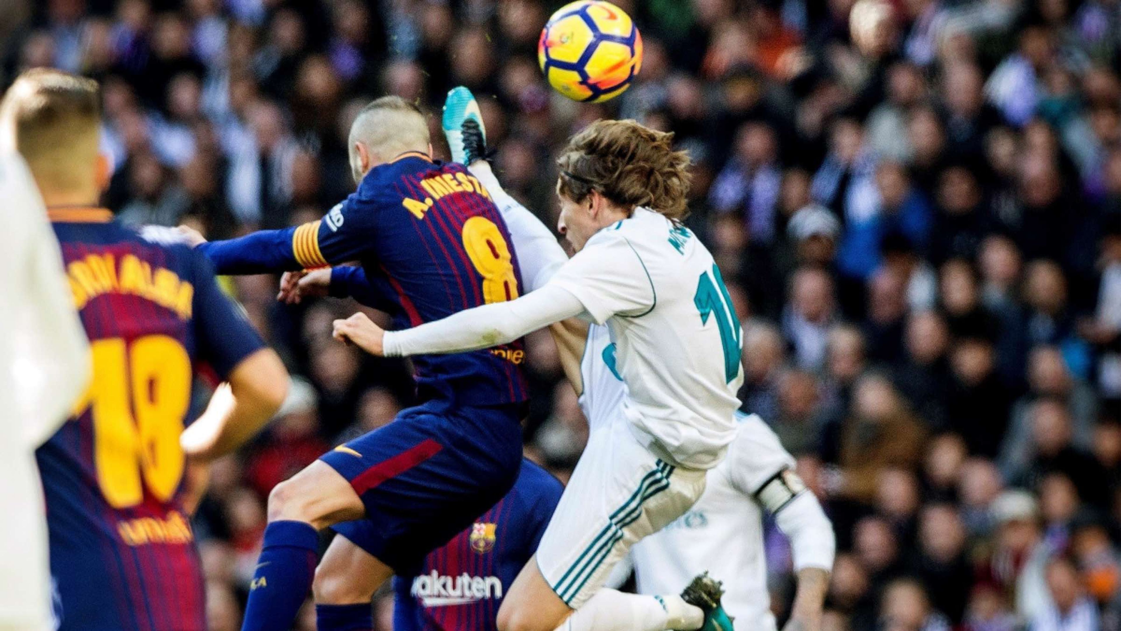 Iniesta y Modric se disputan un balón dividido