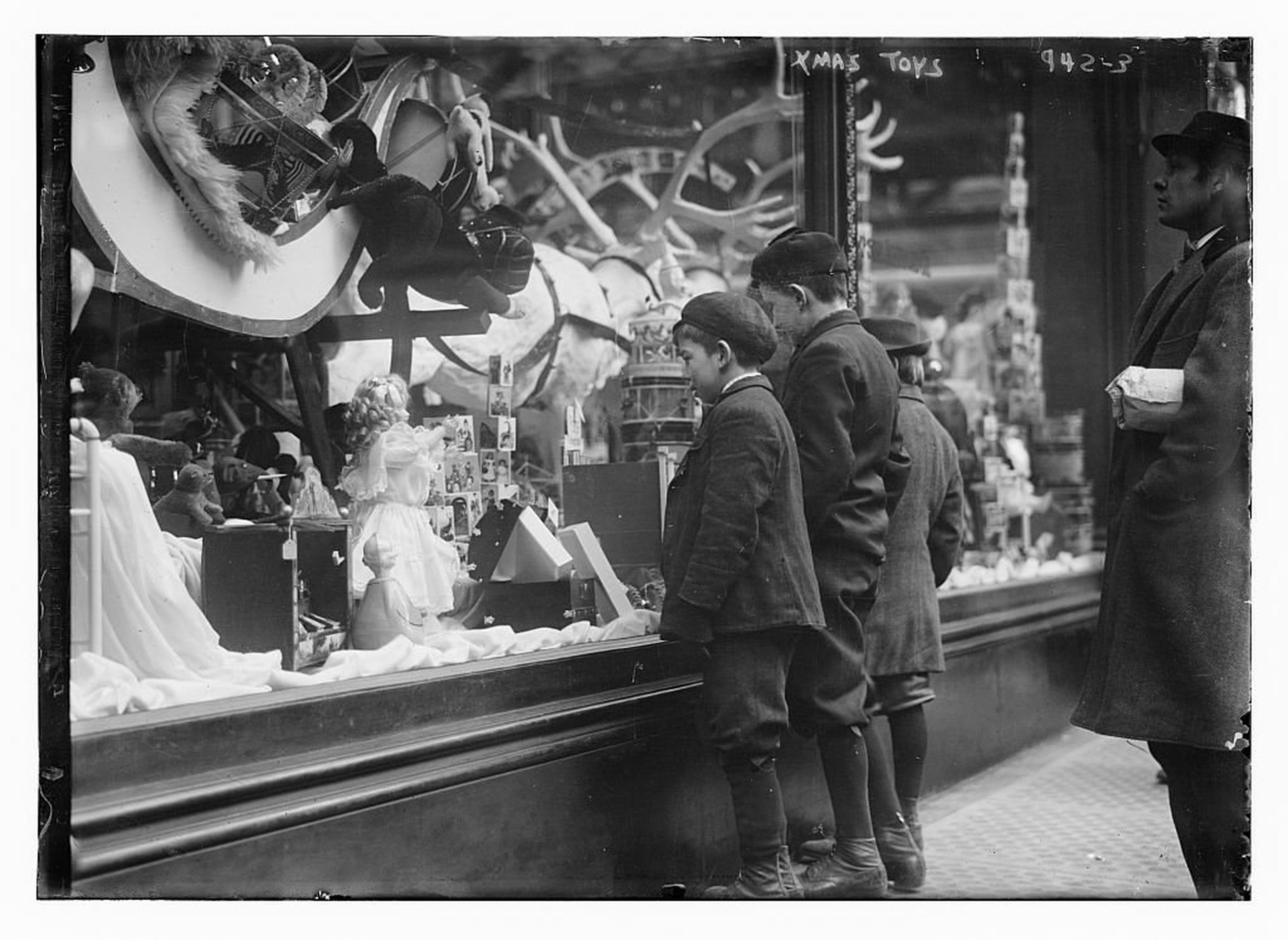 Compras vintage-Dos niños miran varios juguetes del escaparate