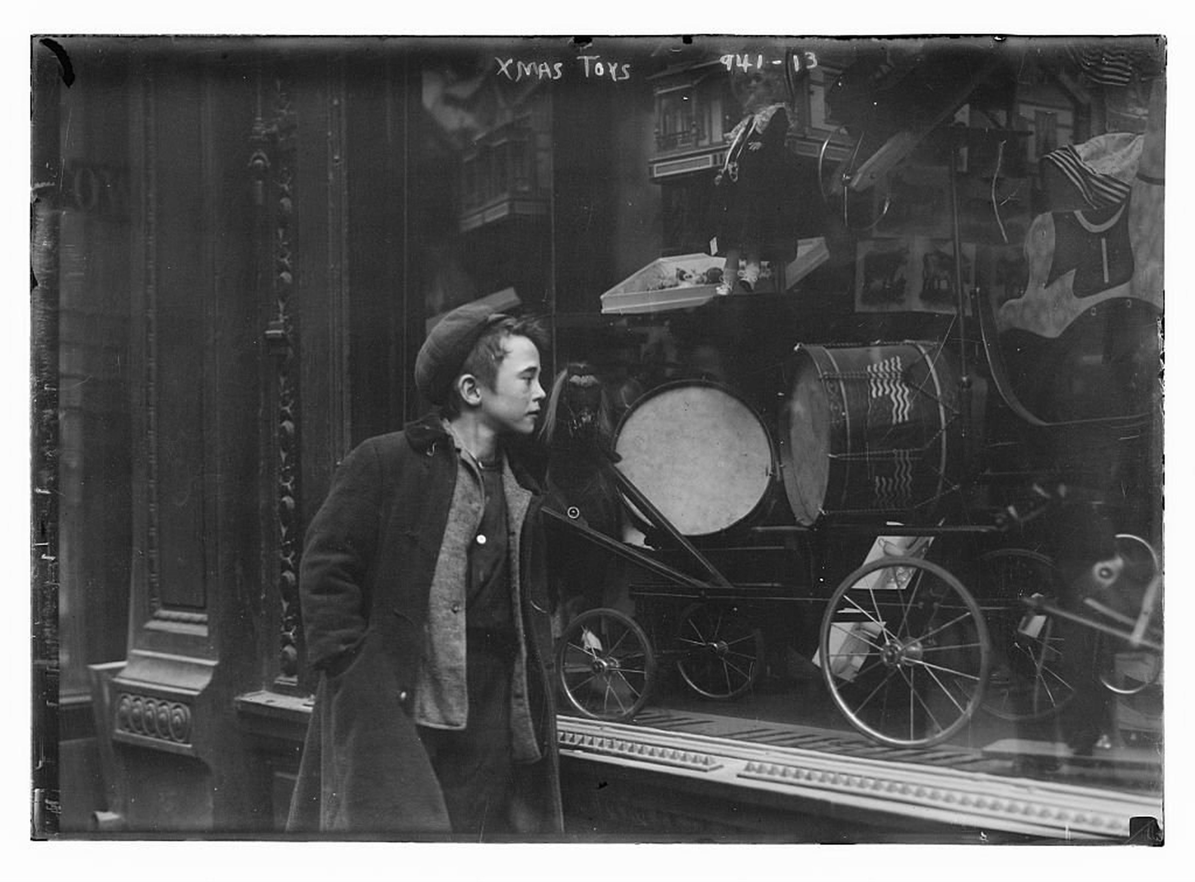 Compras vintage-Un niño mira instrumentos en una tienda de Nueva York a principios del siglo XX