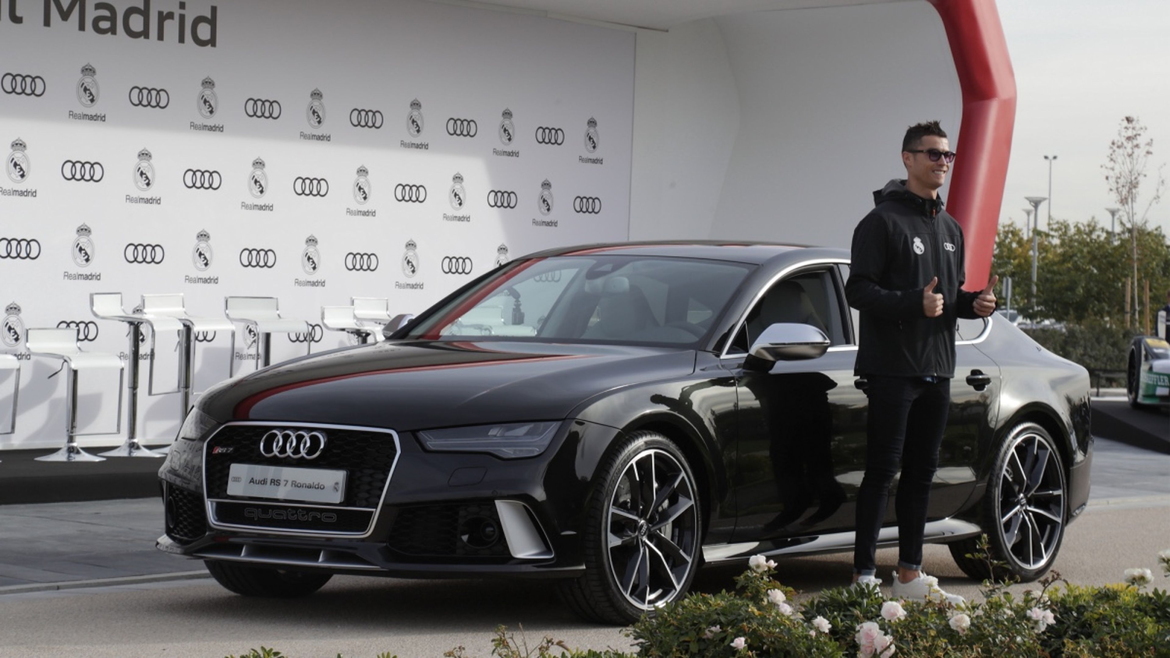 Crisiano Ronaldo en la entrega de coches Audi al Real Madrid