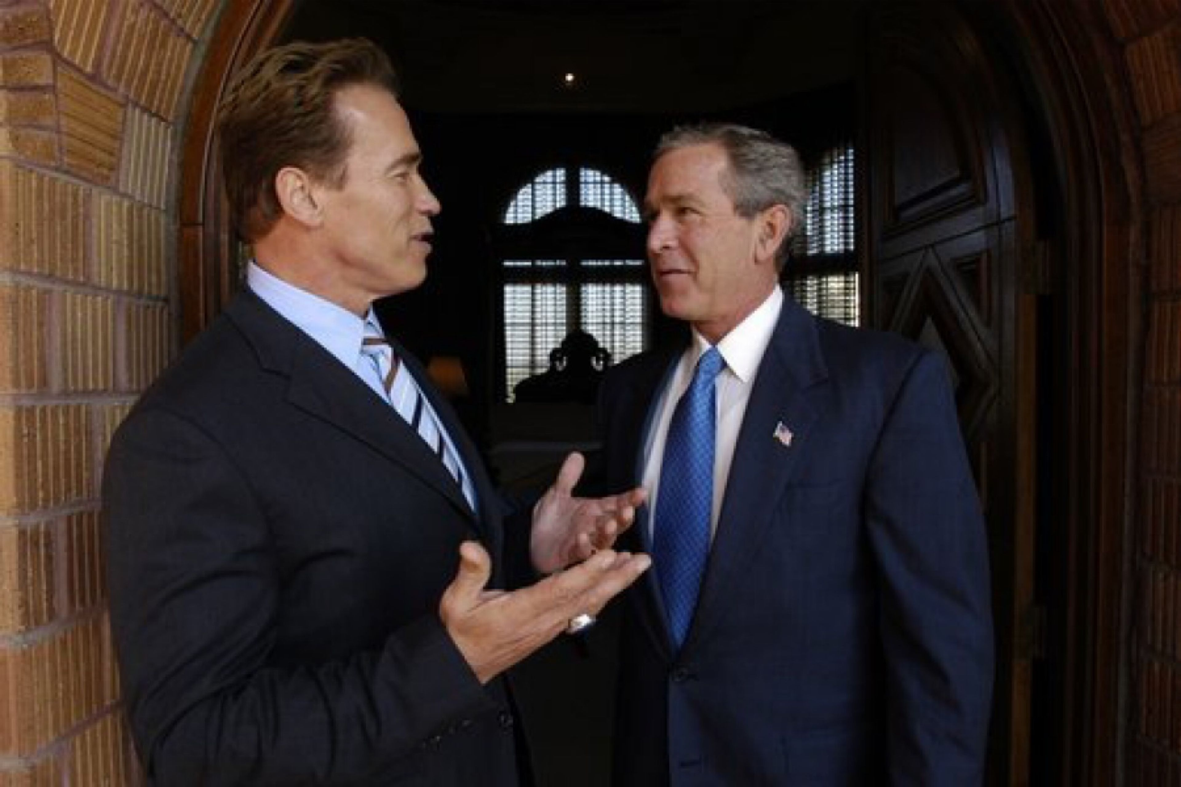 Arnold Schwarzenegger y George Bush, aunque discrepan a menudo, son amigos