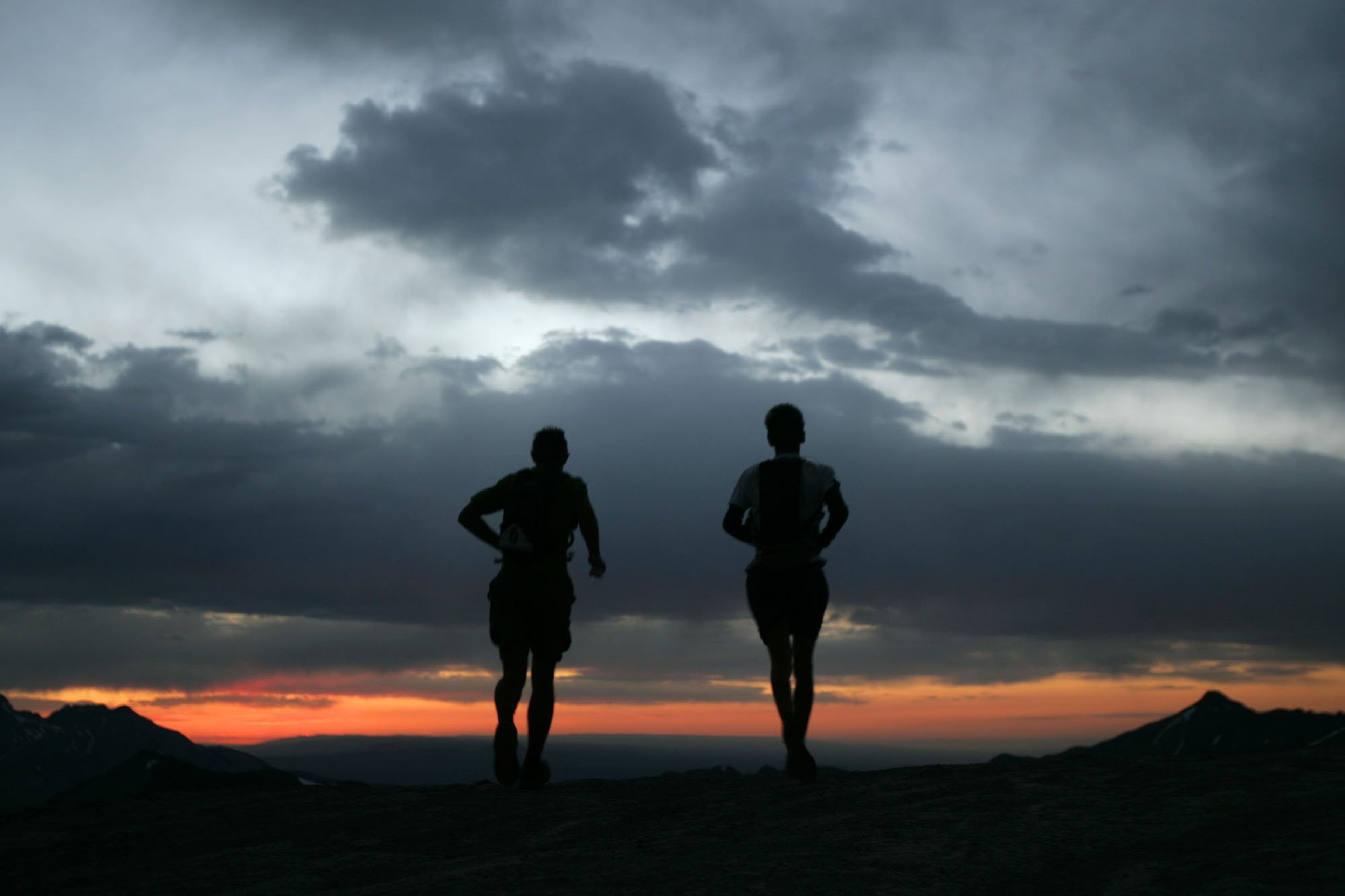 Un runner anónimo a la izquierda y su gregario a la derecha atreviesan el Engineer Pass en una puesta de sol en Ouray, Colorado (EEUU) el viernes 8 de julio de 2005. Participan en el primer día de la ultramaratón Hardrock 100.
