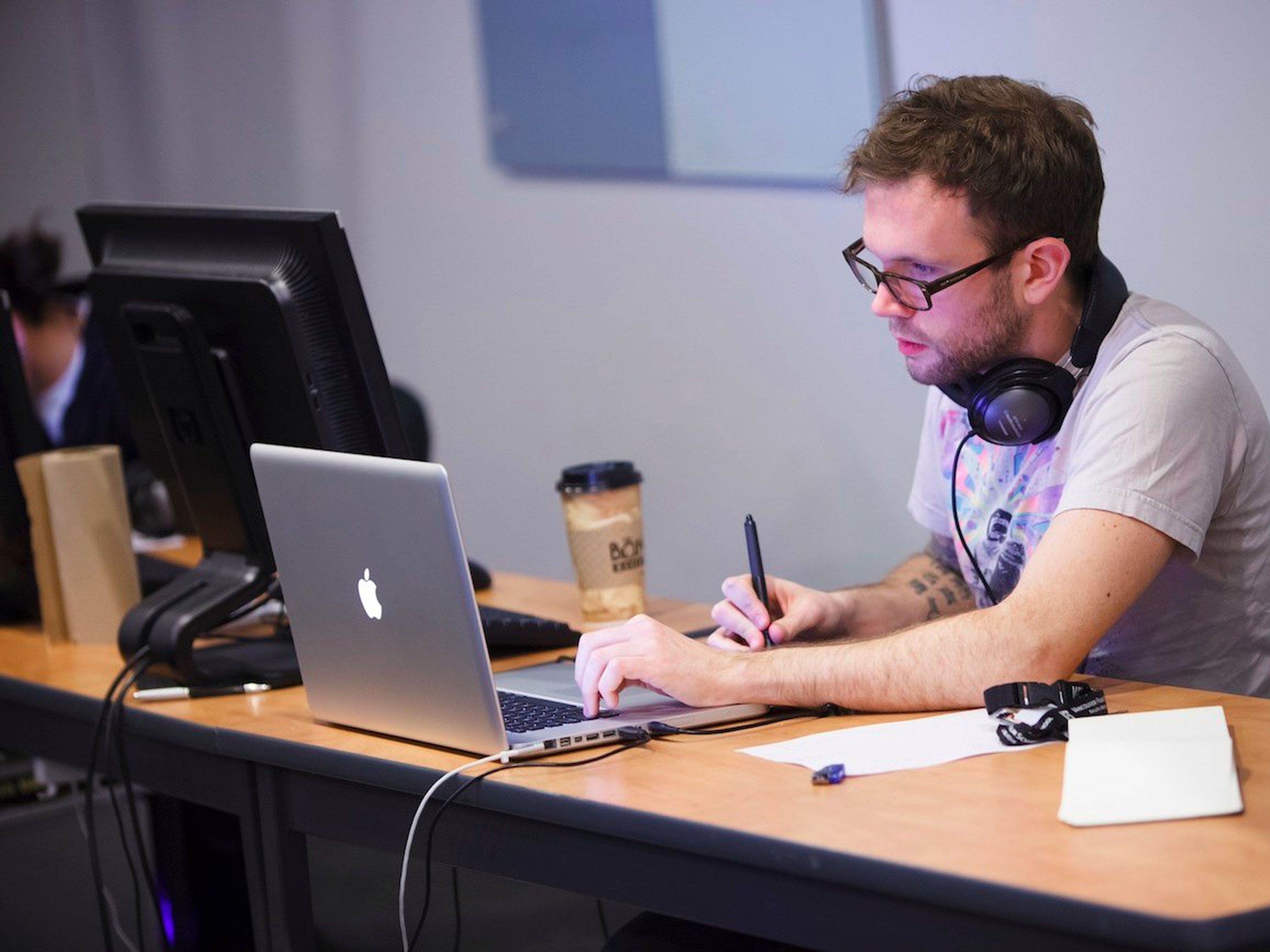 Un desarrollador de software trabaja en un MacBook