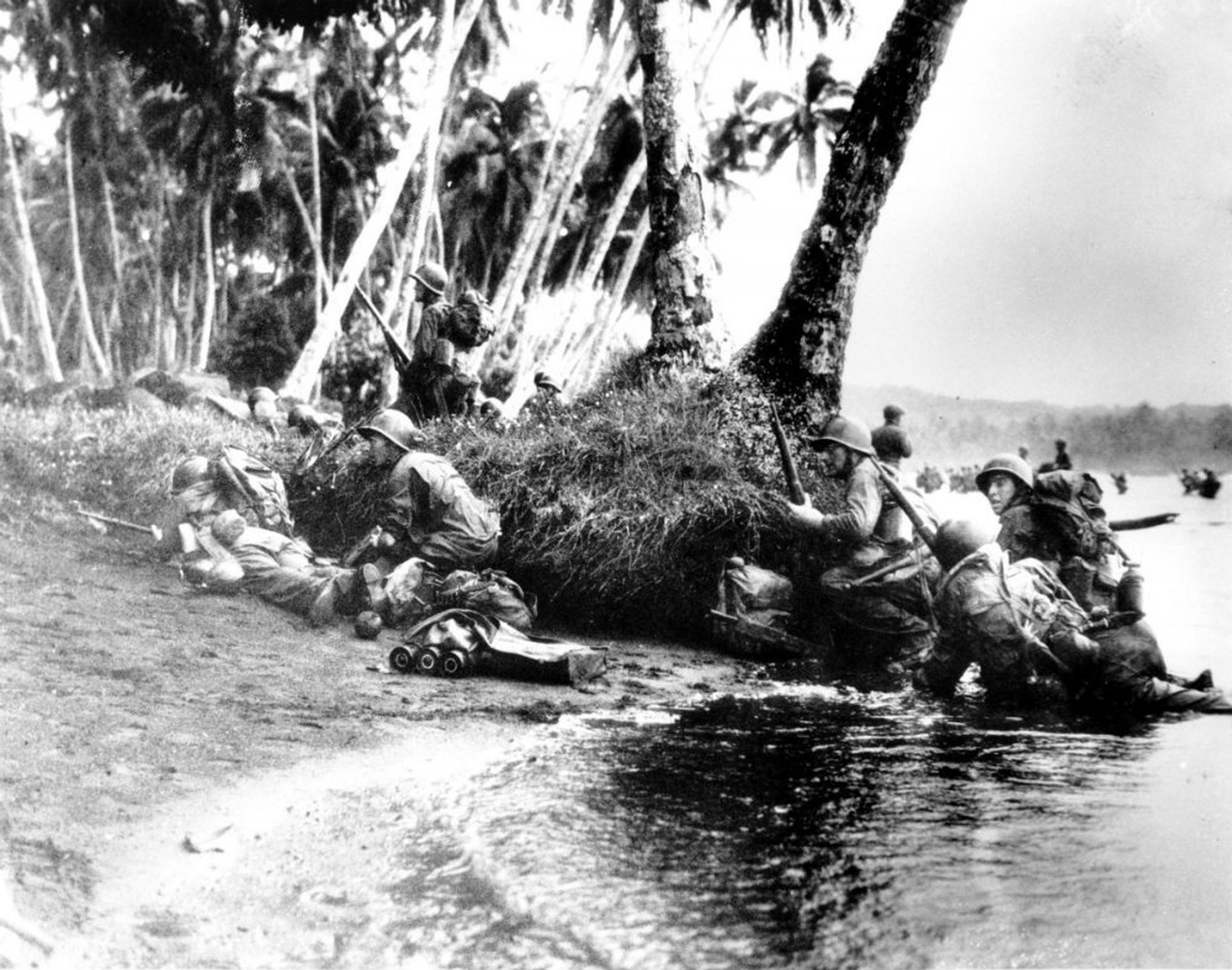 Soldados estadounidenses desembarcan en Guadalcanal en 1942 durante la Segunda Guerra Mundial