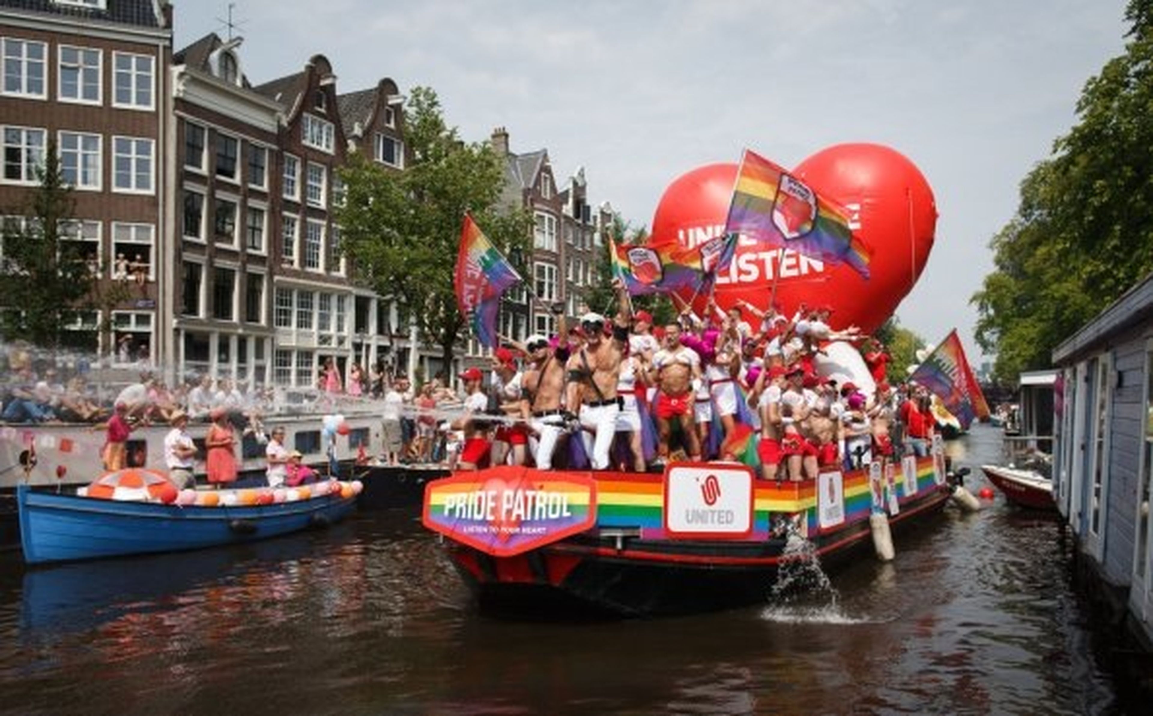 Participantes en el desfile fluvial por el canal Prinsengracht durante la Amsterdam Canal Parade, enmarcada en el Amsterdam Gay Pride celebrado el 2 de agosto de 2014 en Amsterdam (Países Bajos).