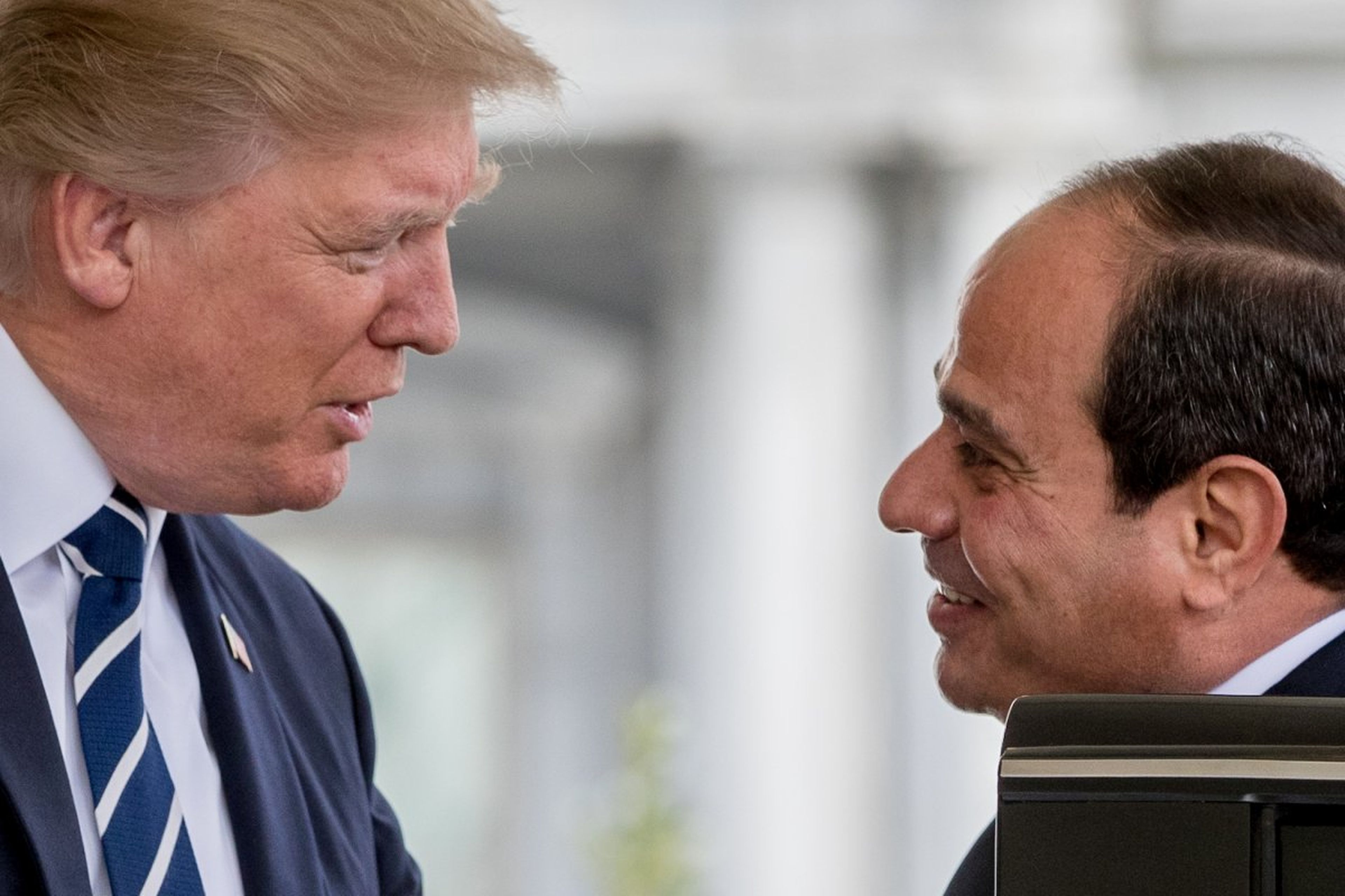 Trump, hablando cordialmente con el presidente de Egipto, Abdel Fattah Al-Sisi, en abril de 2017.