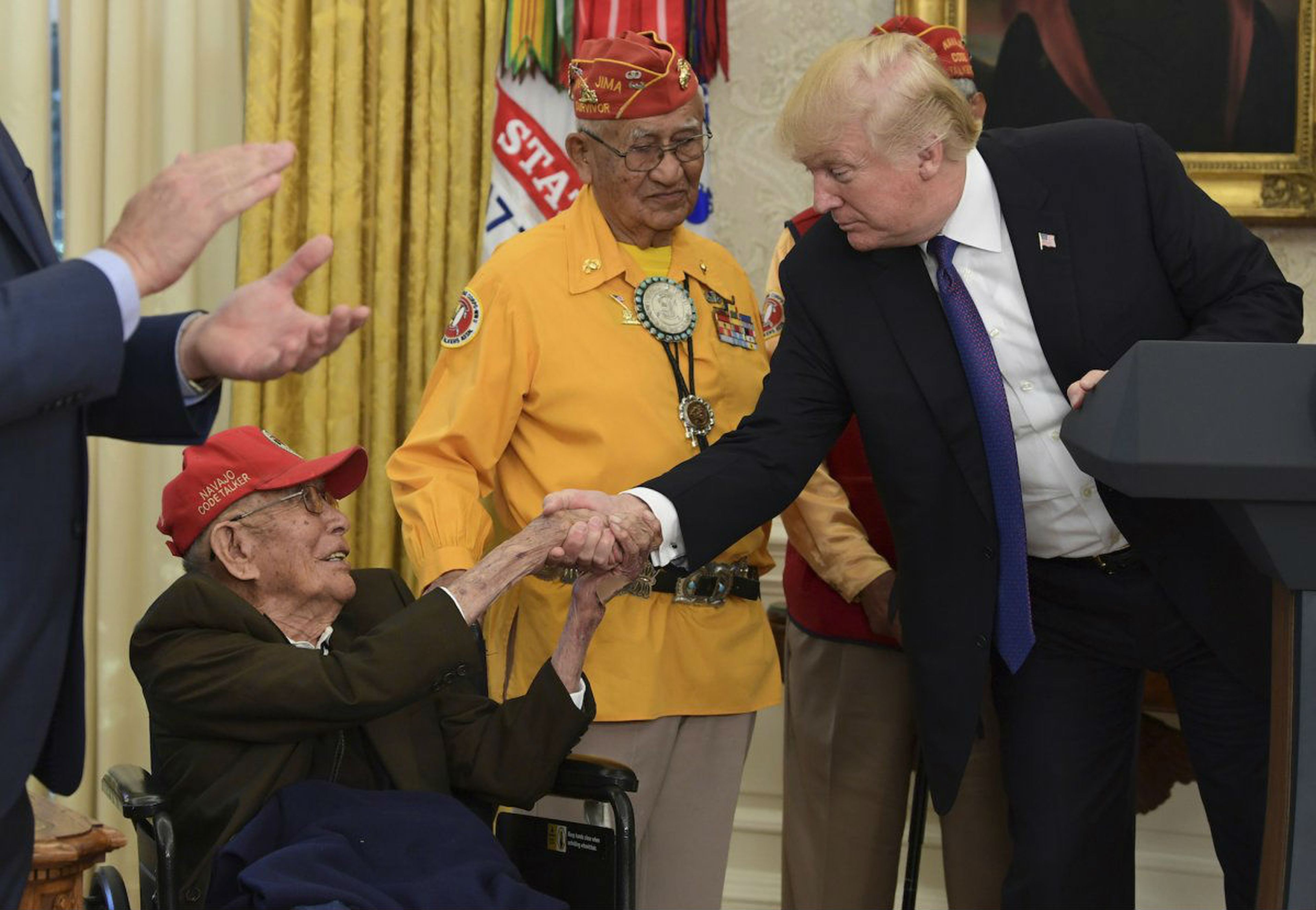 Fleming Begaye Sr., en silla de ruedas, recibe el saludo de presidente Donald Trump. Además, es el veterano vivo de la Segunda Guerra Mundial de más edad.